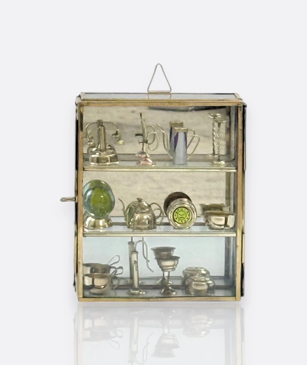 Cam Vitrinde Minyatür Metal Obje Koleksiyonu (1950–1970)