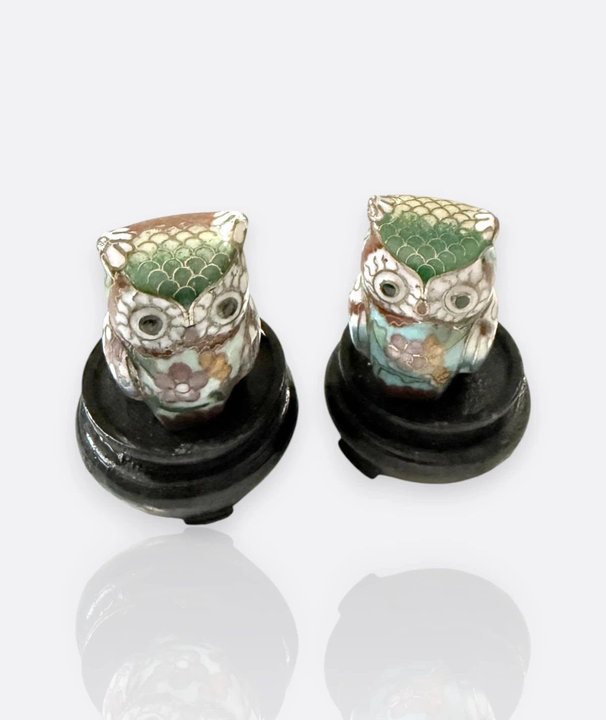 Cloisonné El İşçiliği Baykuş Biblo Seti – Klasik Çin Mine Sanatı (Ahşap Kaideli)