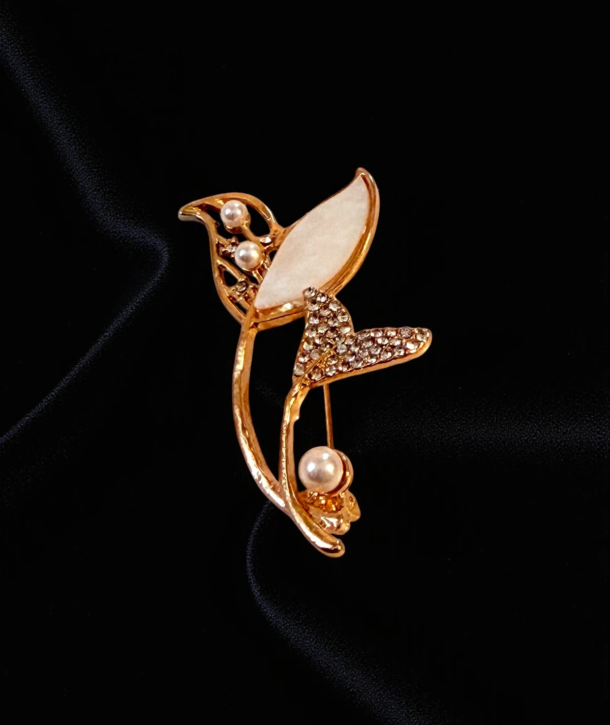 İnci ve Taş Detaylı Çiçek Formlu Zarif Gold Broş