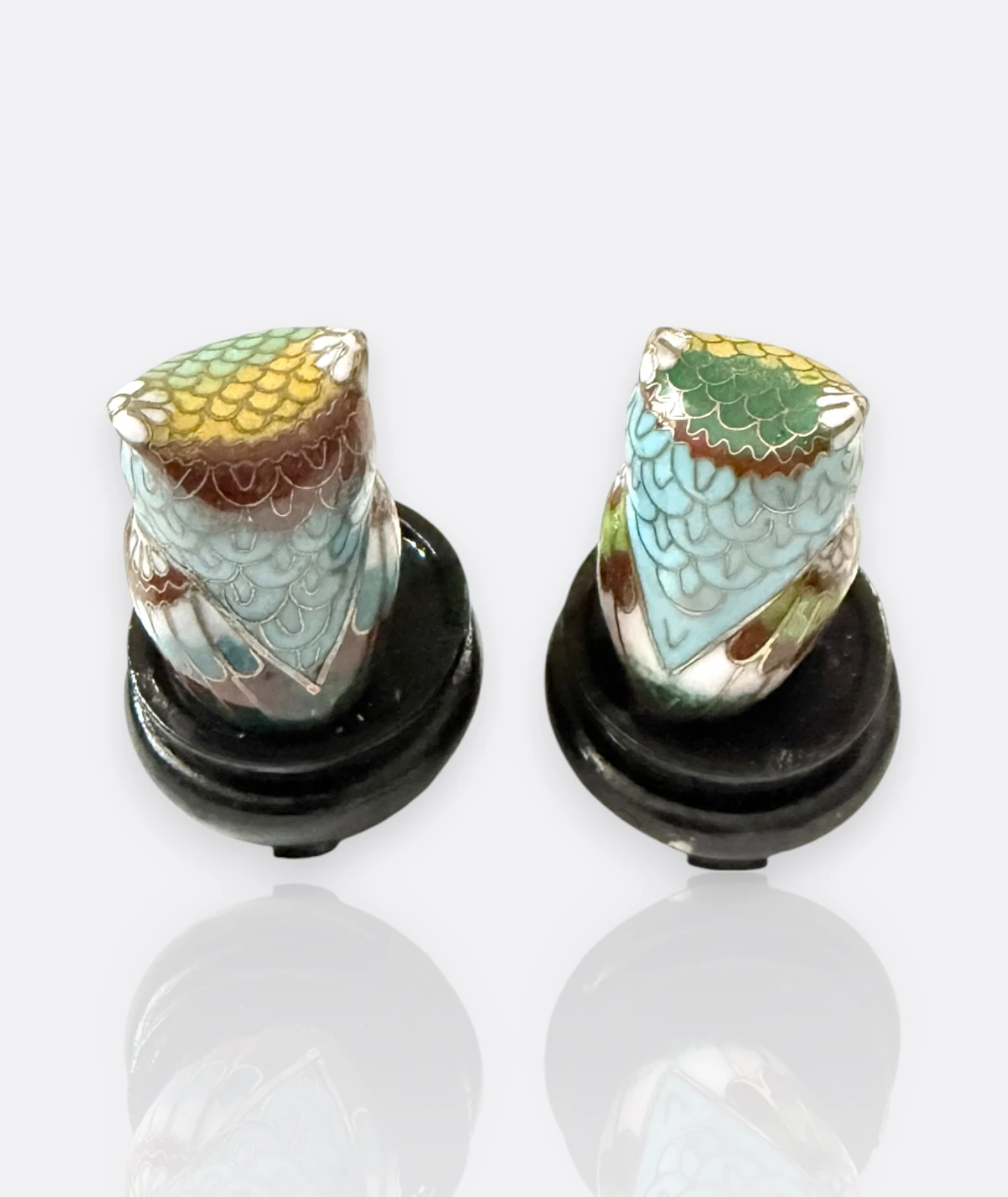 Cloisonné Emaye Baykuş Çifti – Mint Yeşili Mini Seri (Ahşap Kaideli, El İşçiliği)