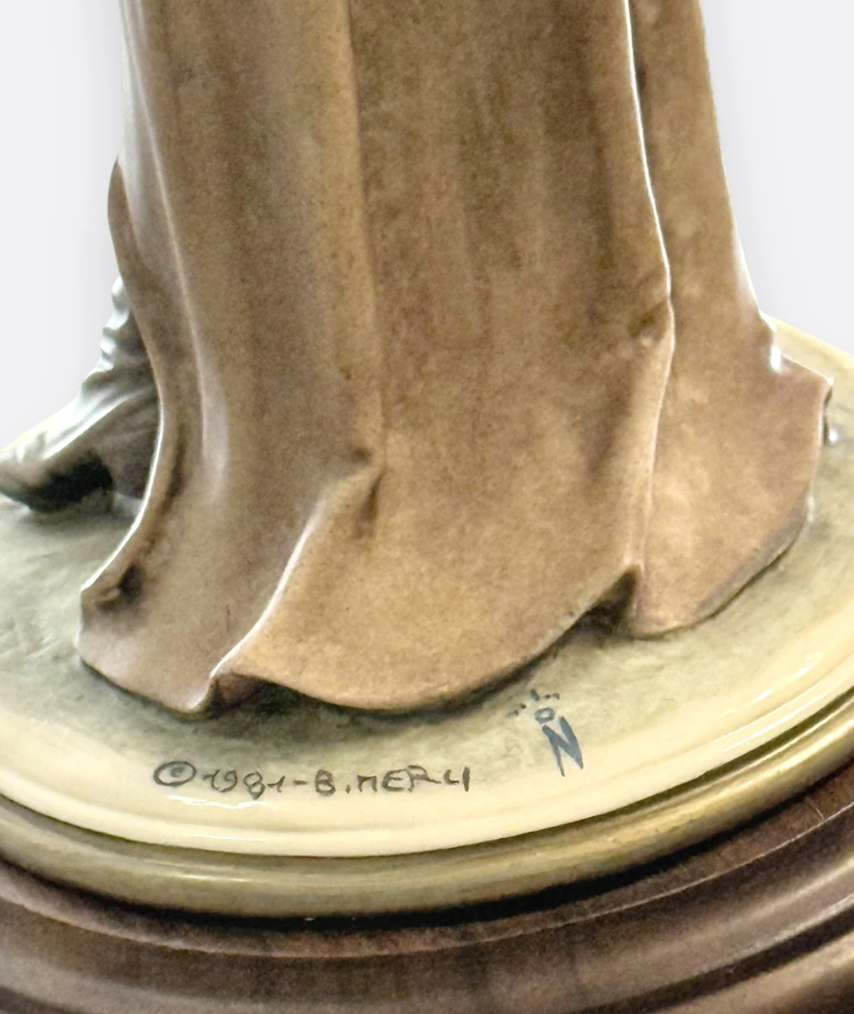 Capodimonte – B. Merli Lady with Parasol (1984, Italy)