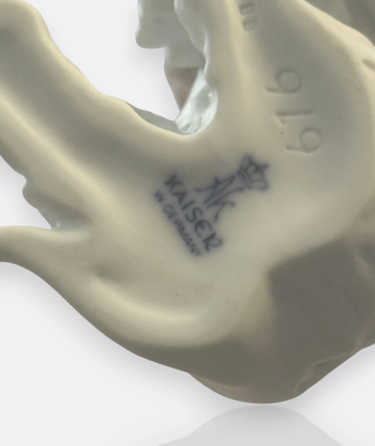 Kaiser Porzellan Almanya – “Oturmuş Köpek” Bisque Figür (Model 676)