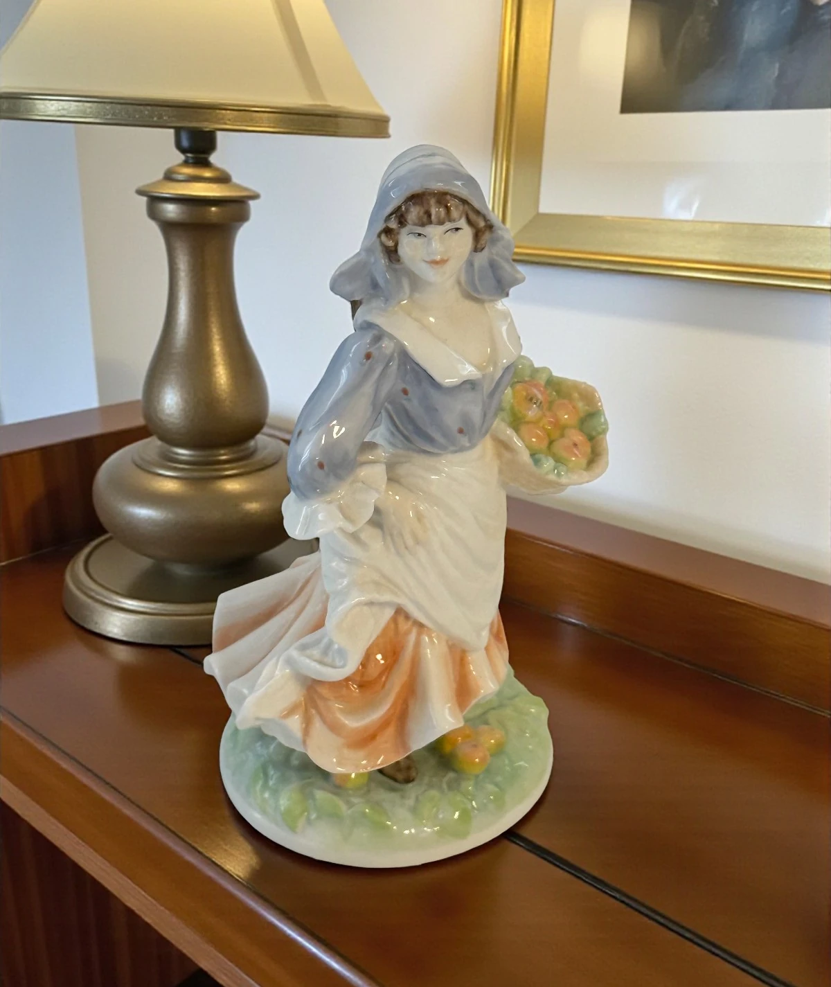 Royal Worcester – Porselen Figür“Rosie Picking Apples” (Old Country Ways, 1986)