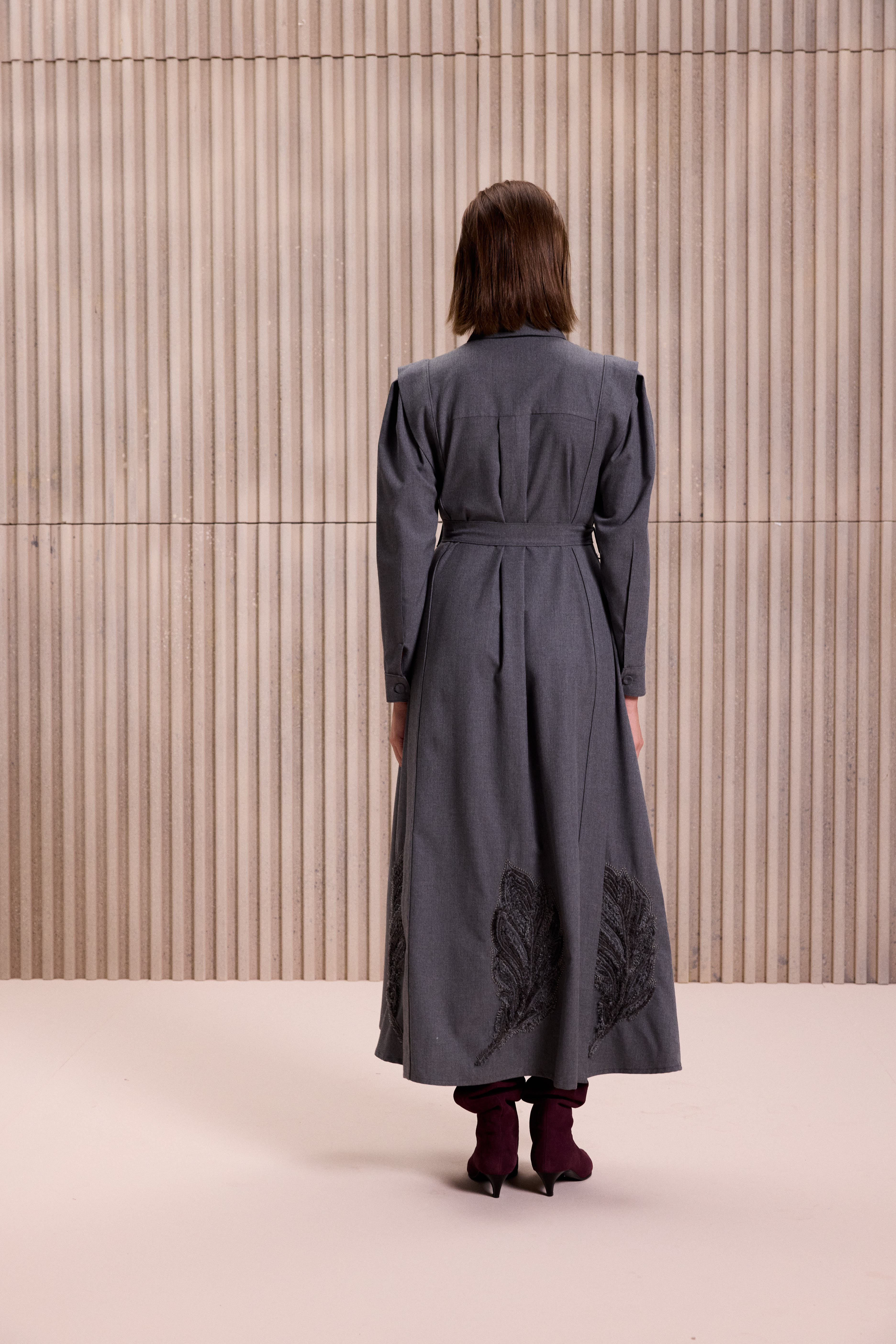 NAKIŞ DETAYLI ELBİSE