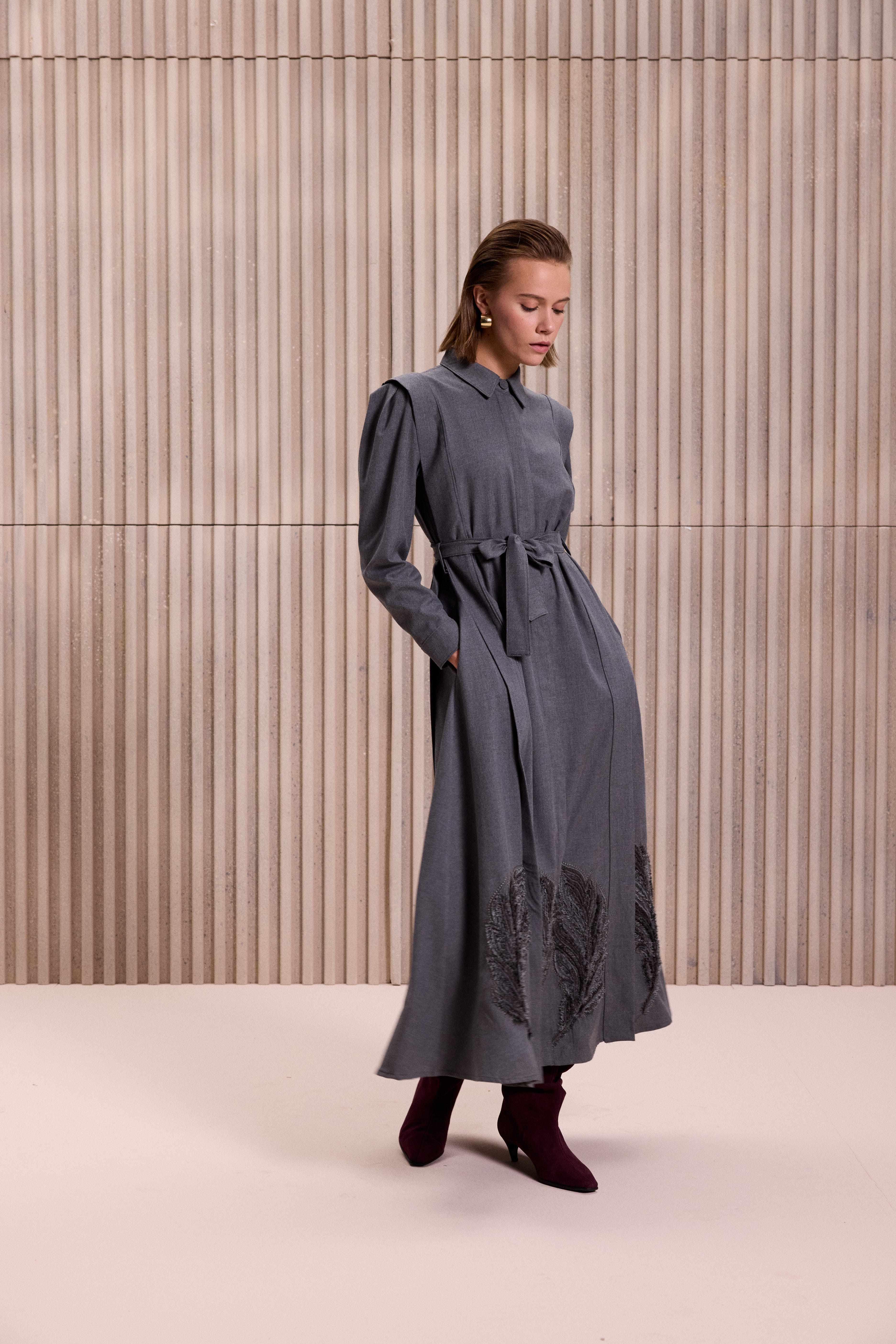 NAKIŞ DETAYLI ELBİSE