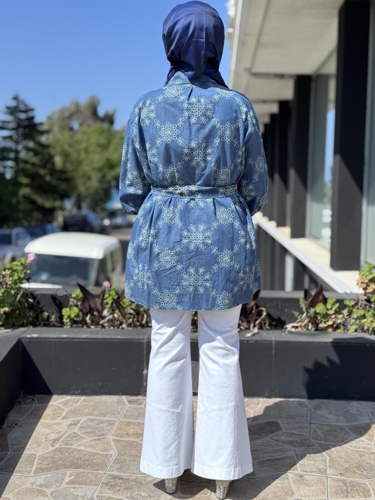 Hida Kuşaklı Baskı Detaylı Denim Gömlek