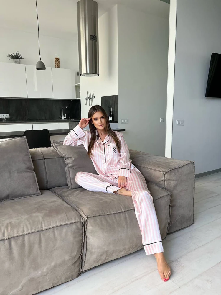 Özel Seri Pembe Çizgili Saten Pijama Takımı