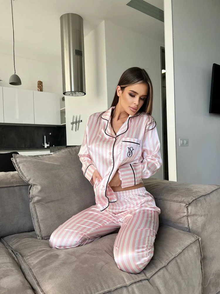 Özel Seri Pembe Çizgili Saten Pijama Takımı