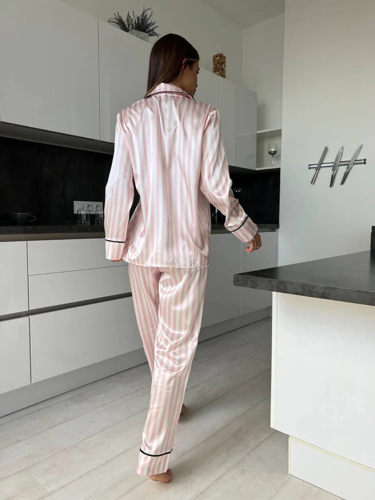 Özel Seri Pembe Çizgili Saten Pijama Takımı