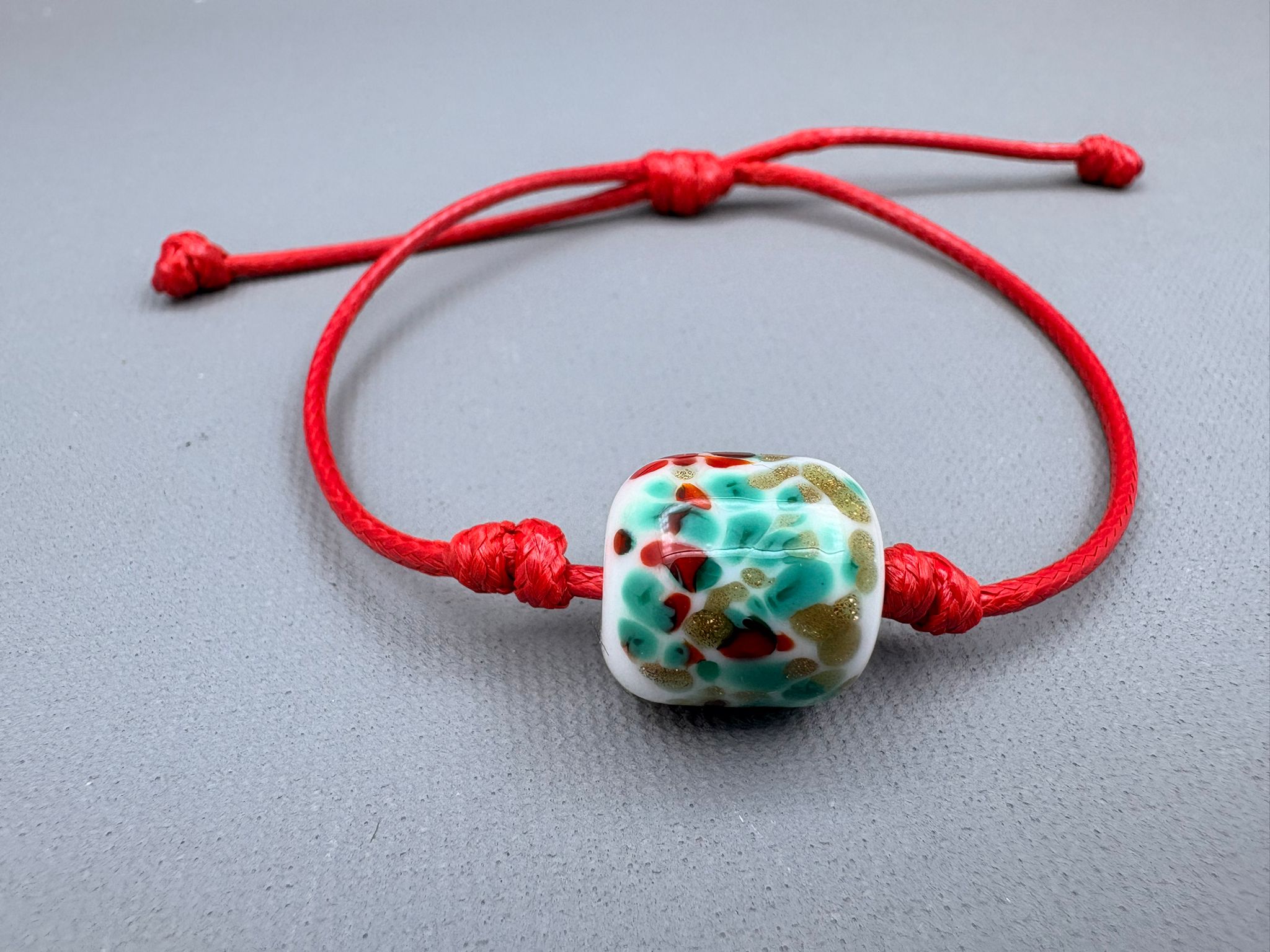 Kırmızı Yaldızlı Yılbaşı Tekli Murano Cam Bileklik 