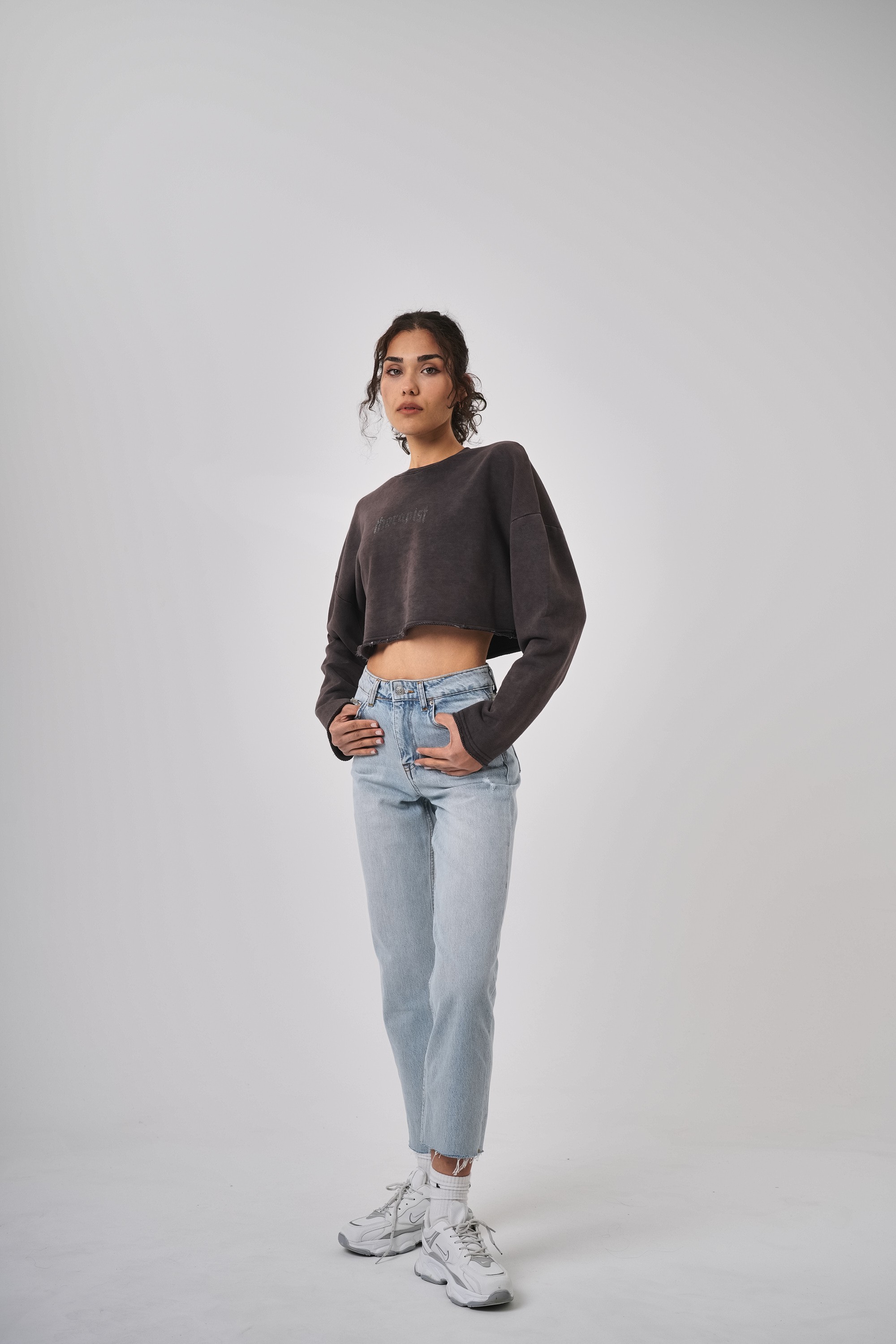 Kadın Yıkamalı Yazılı Taş Detaylı Crop Sweatshirt - Kahverengi