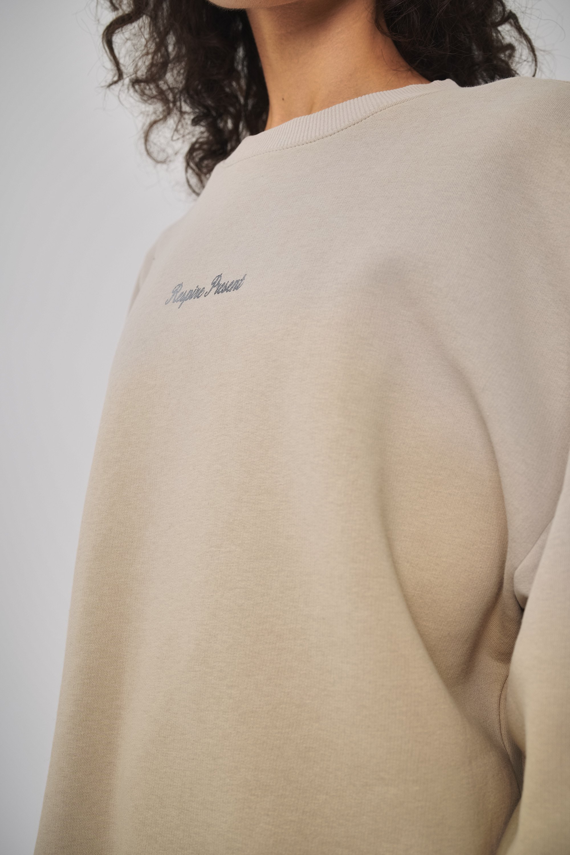 Kadın Oversize Respire Present Yazılı Sweatshirt - Bej