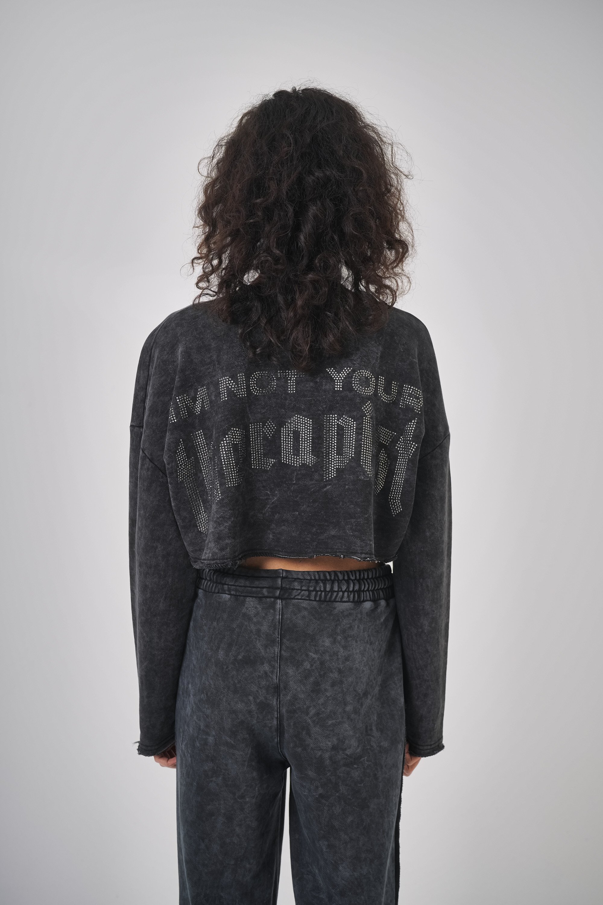 Kadın Yıkamalı Yazılı Taş Detaylı Crop Sweatshirt