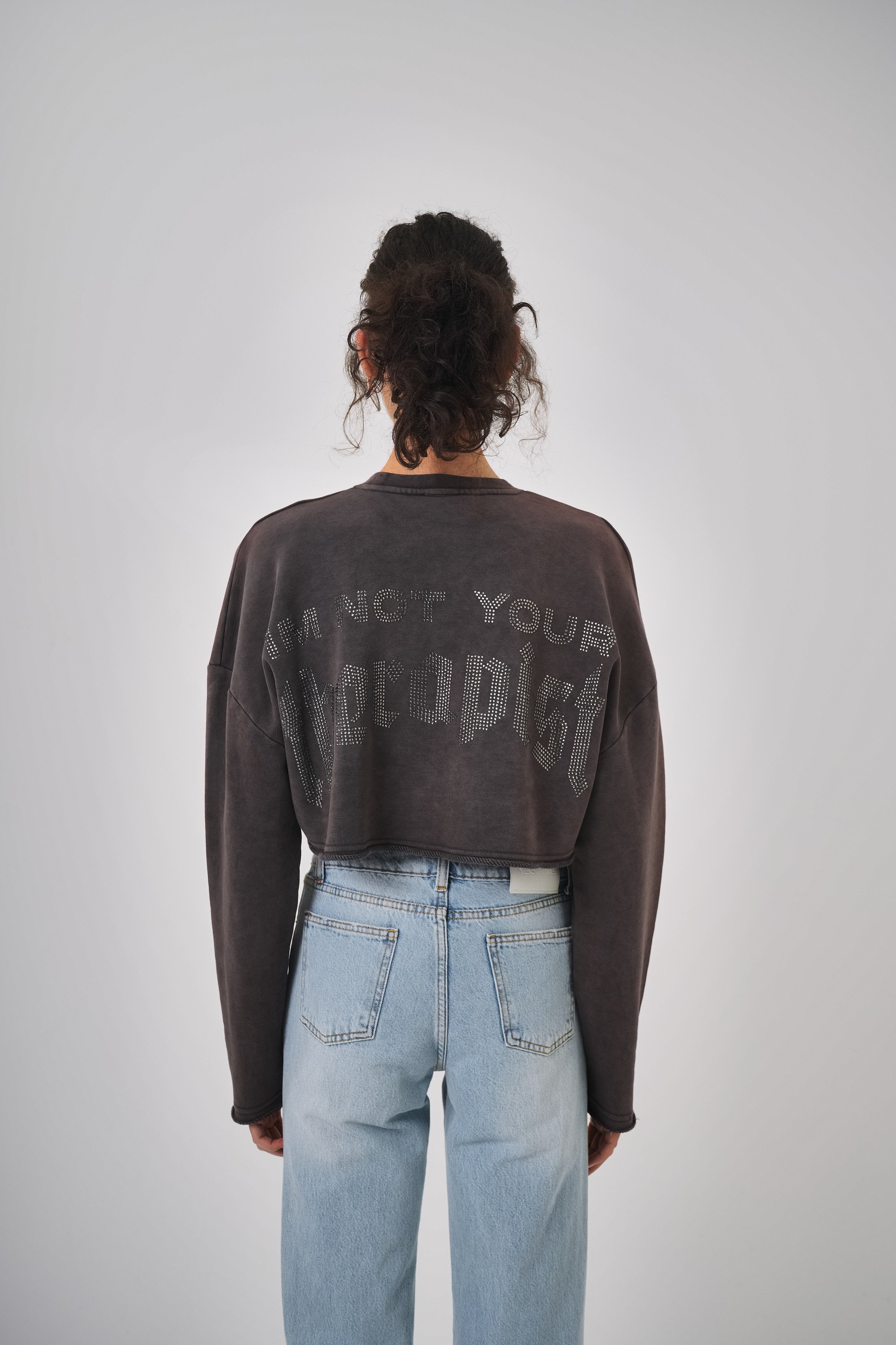 Kadın Yıkamalı Yazılı Taş Detaylı Crop Sweatshirt - Kahverengi