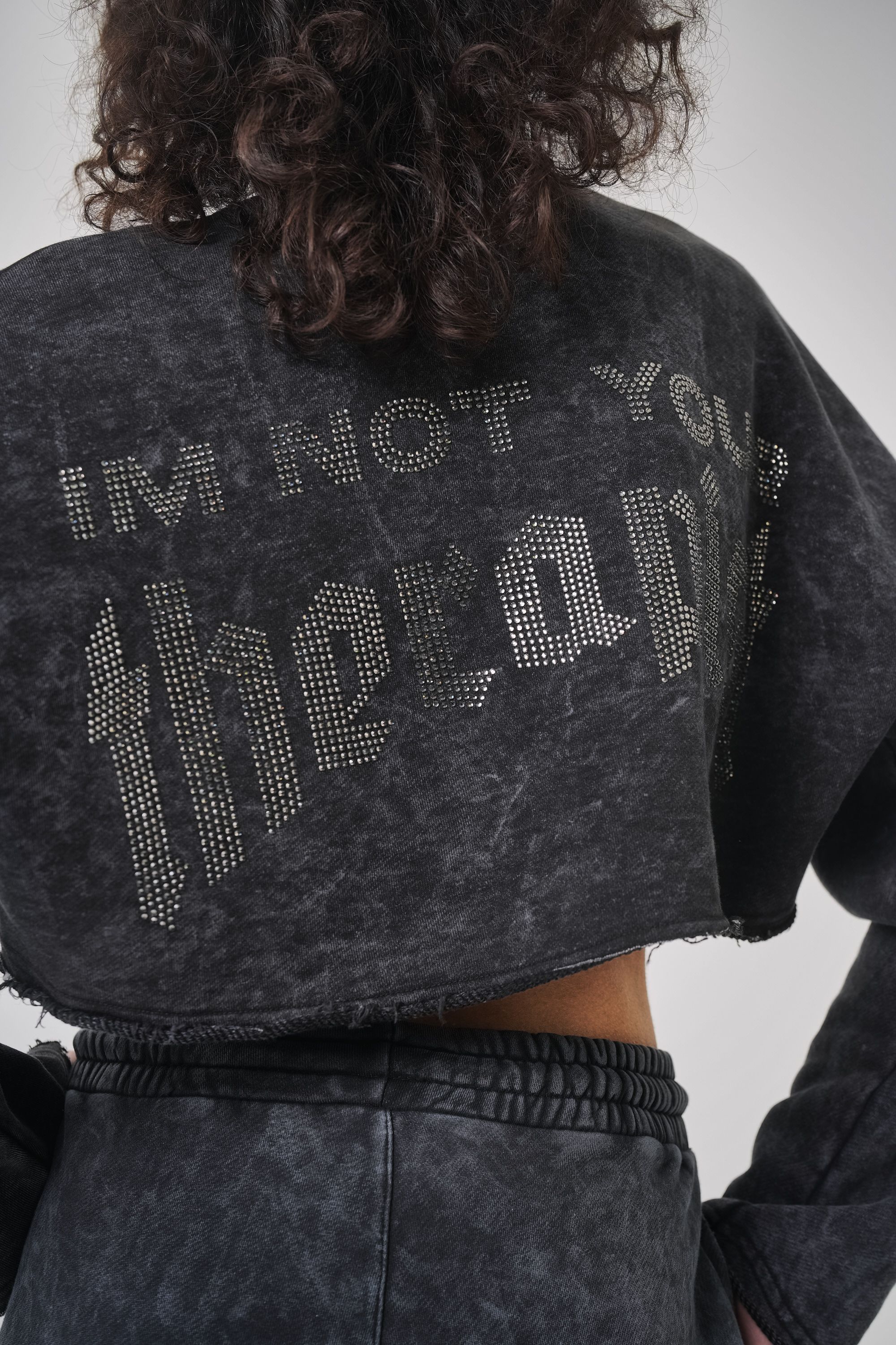 Kadın Yıkamalı Yazılı Taş Detaylı Crop Sweatshirt