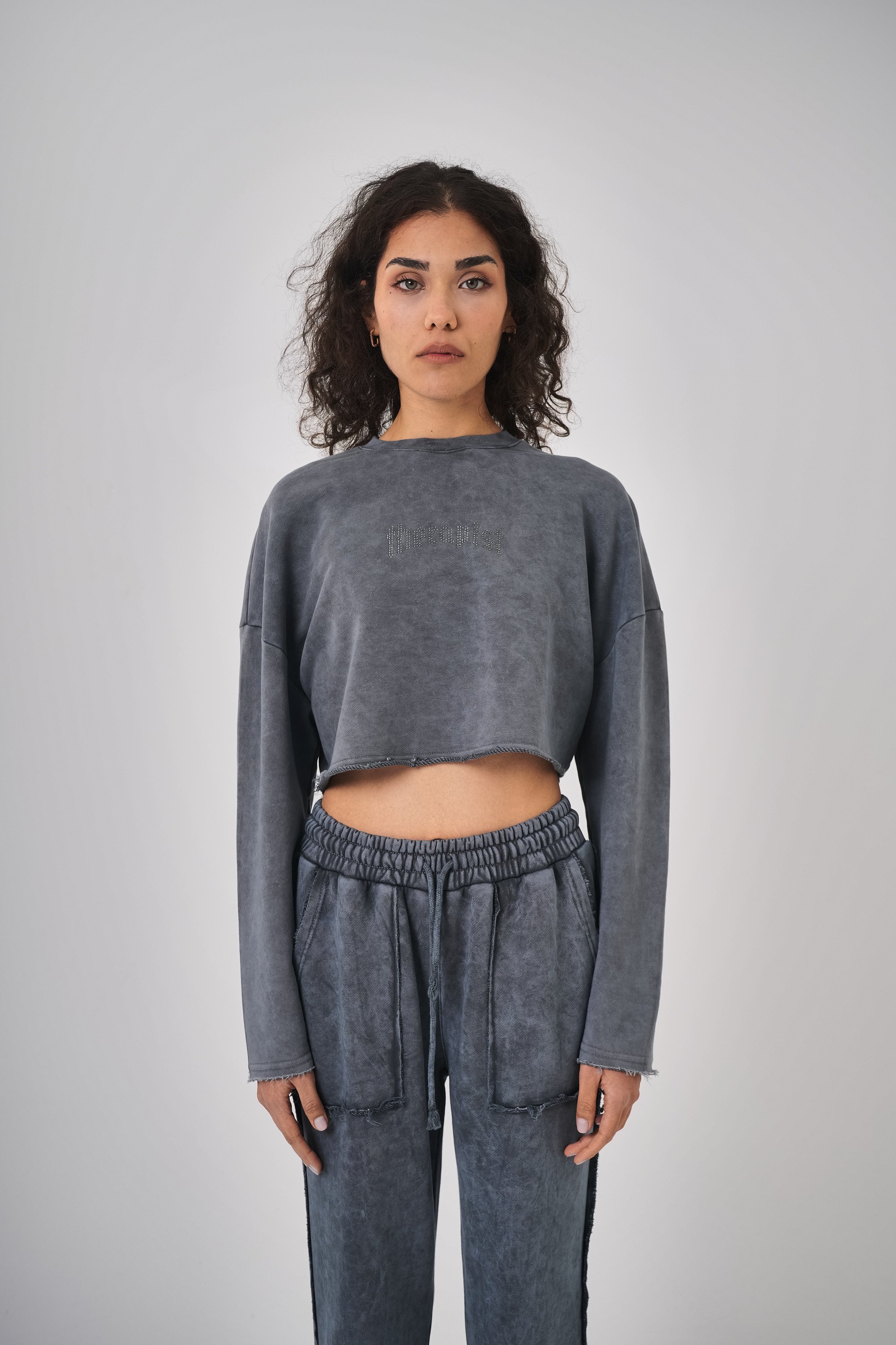 Kadın Yıkamalı Yazılı Taş Detaylı Crop Sweatshirt - Gri