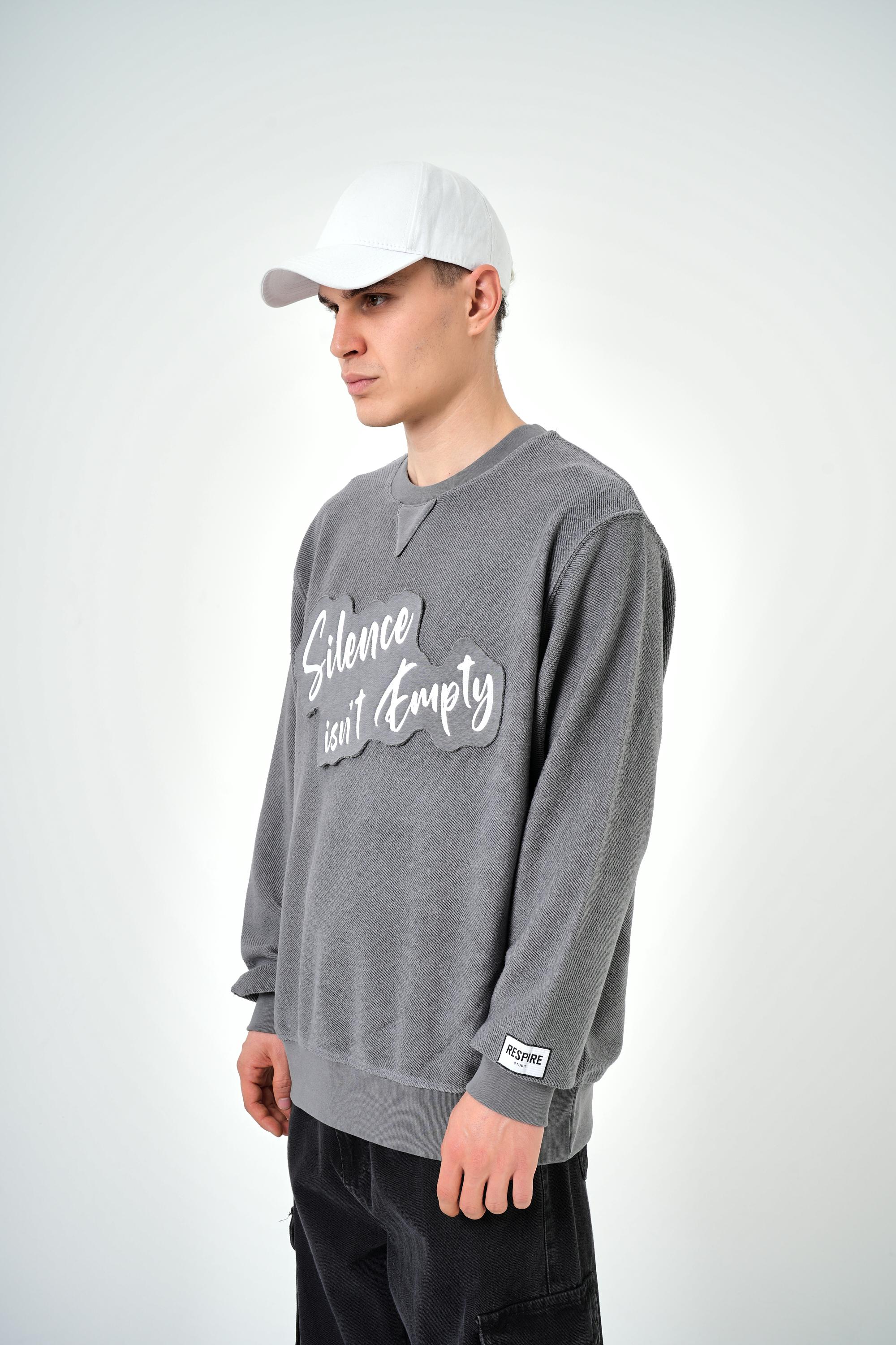 Erkek Oversize Silence Isn't Empty Baskılı Sweatshirt - Gri