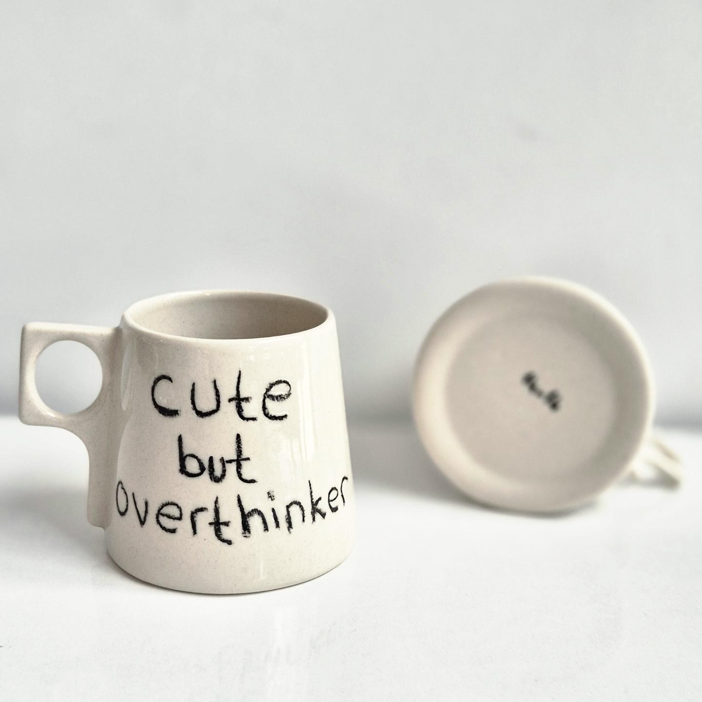 Stoneware Kupa " Cute But Overthinker"