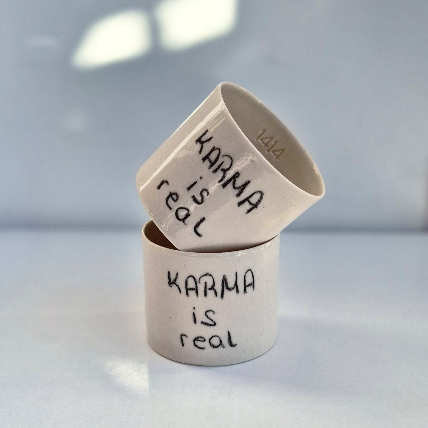 "KARMA is real" Kulpsuz Stoneware Kupa