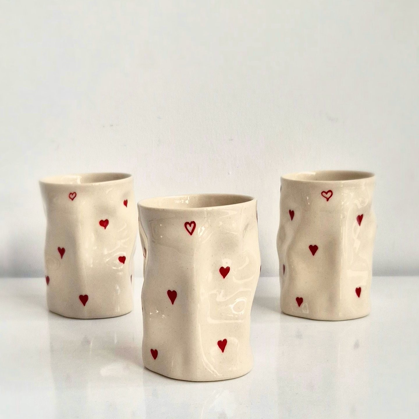 Stoneware Kırmızı Kalp Desenli Amorf Kupa