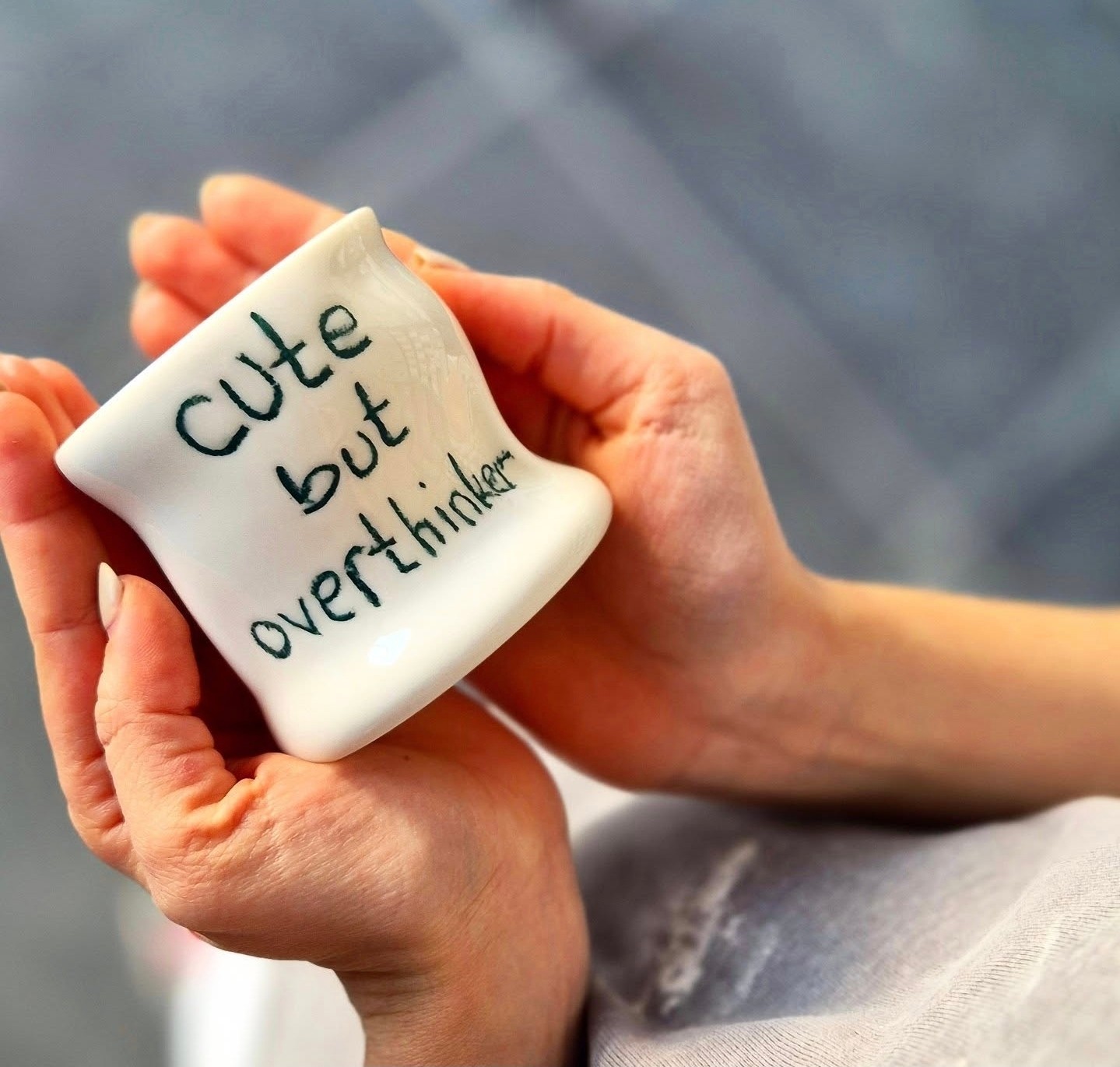 Porselen Kulpsuz Kupa " Cute But Overthinker "