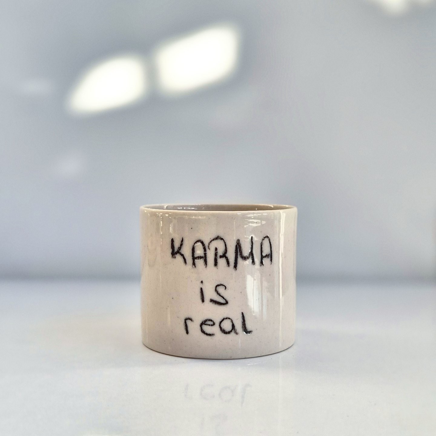 "KARMA is real" Kulpsuz Stoneware Kupa