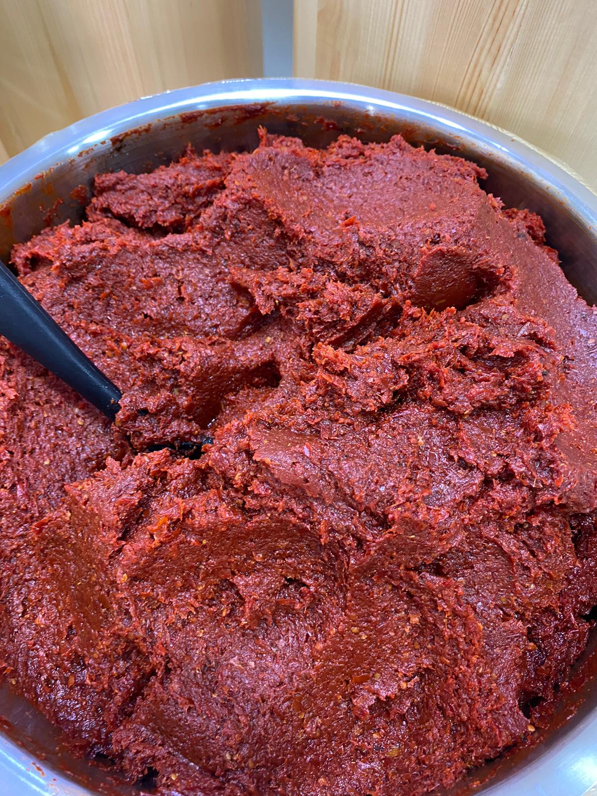 Yörece Çiftlik Doğal Biber Salçası – Katkısız, Ev Yapımı ve Güneşte Kurutulmuş Lezzet