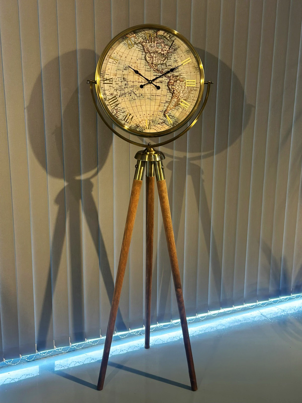 Gold Dünya Haritalı Tripot Saat
