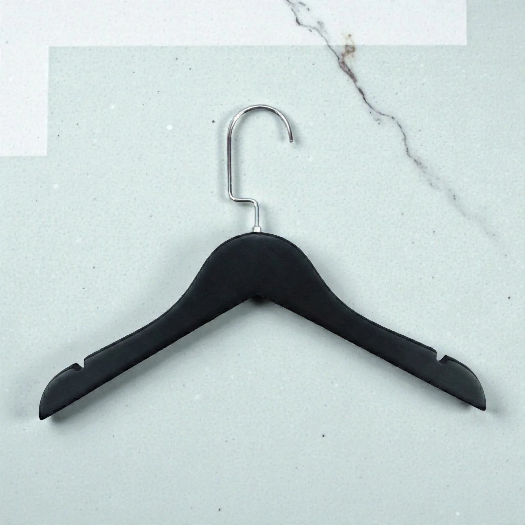 Naturel Ahşap Çocuk ve Bebek Elbise Askısı Amerikan Kanca - Siyah