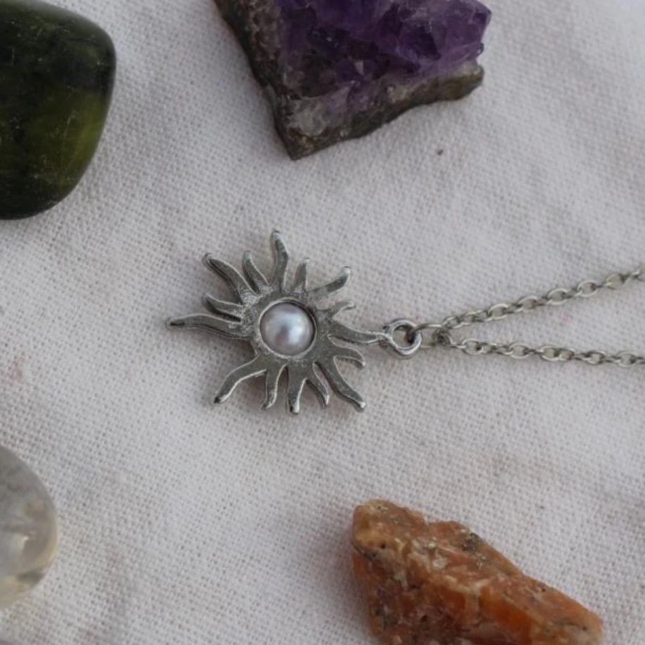 Çift Taraflı İnci Detaylı Çelik Güneş Kolye