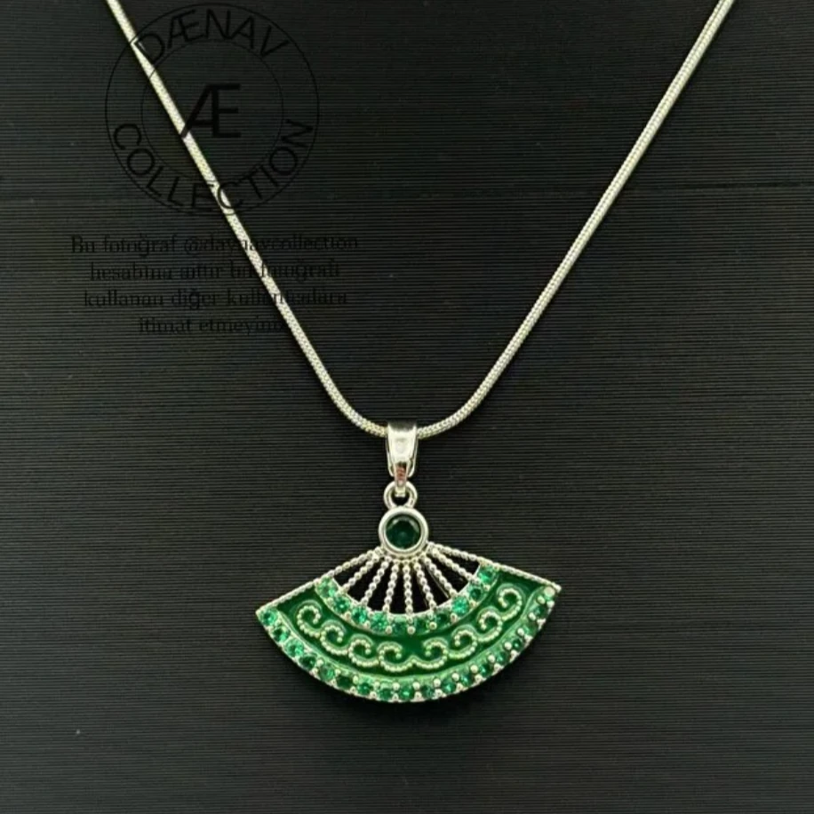 Yeşil Taşlı Yelpaze Kolye