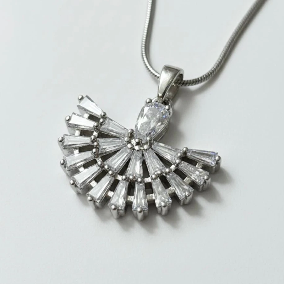 Gümüş Renk Baget Taşlı Yelpaze Kolye Zirkon Taş Detaylı Pırlanta Görünümlü