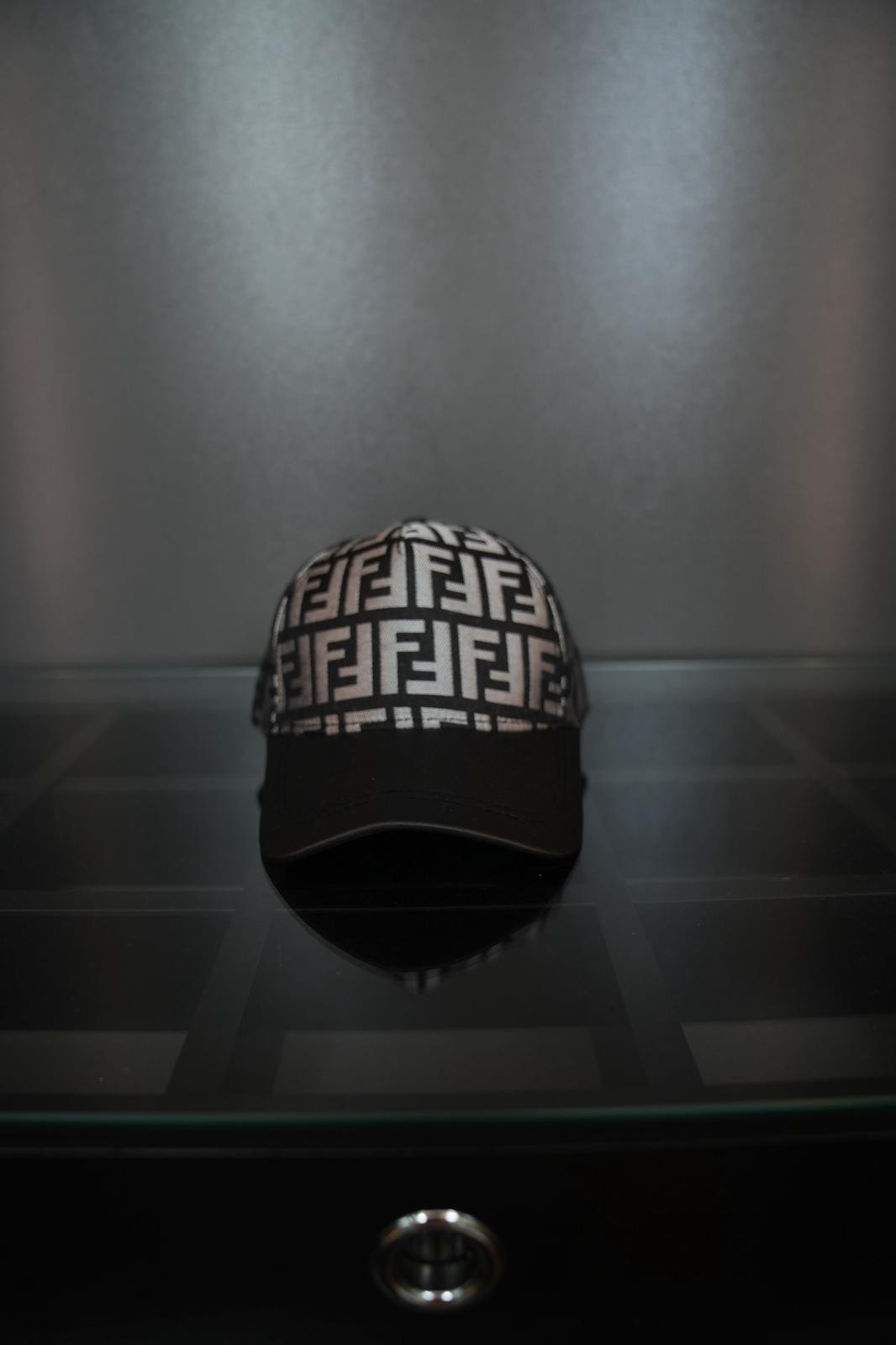 Fendi şapka