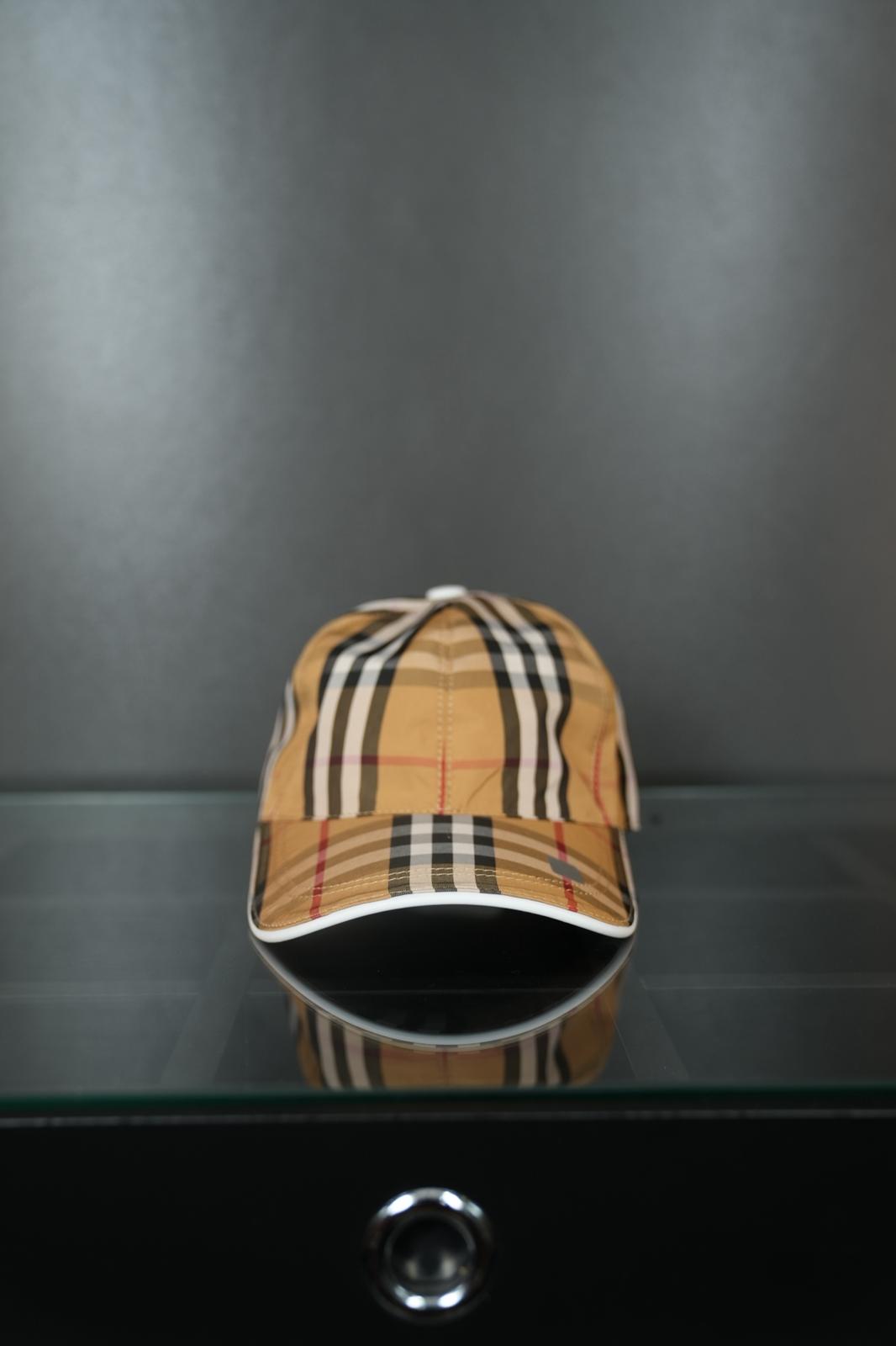 Burberry şapka
