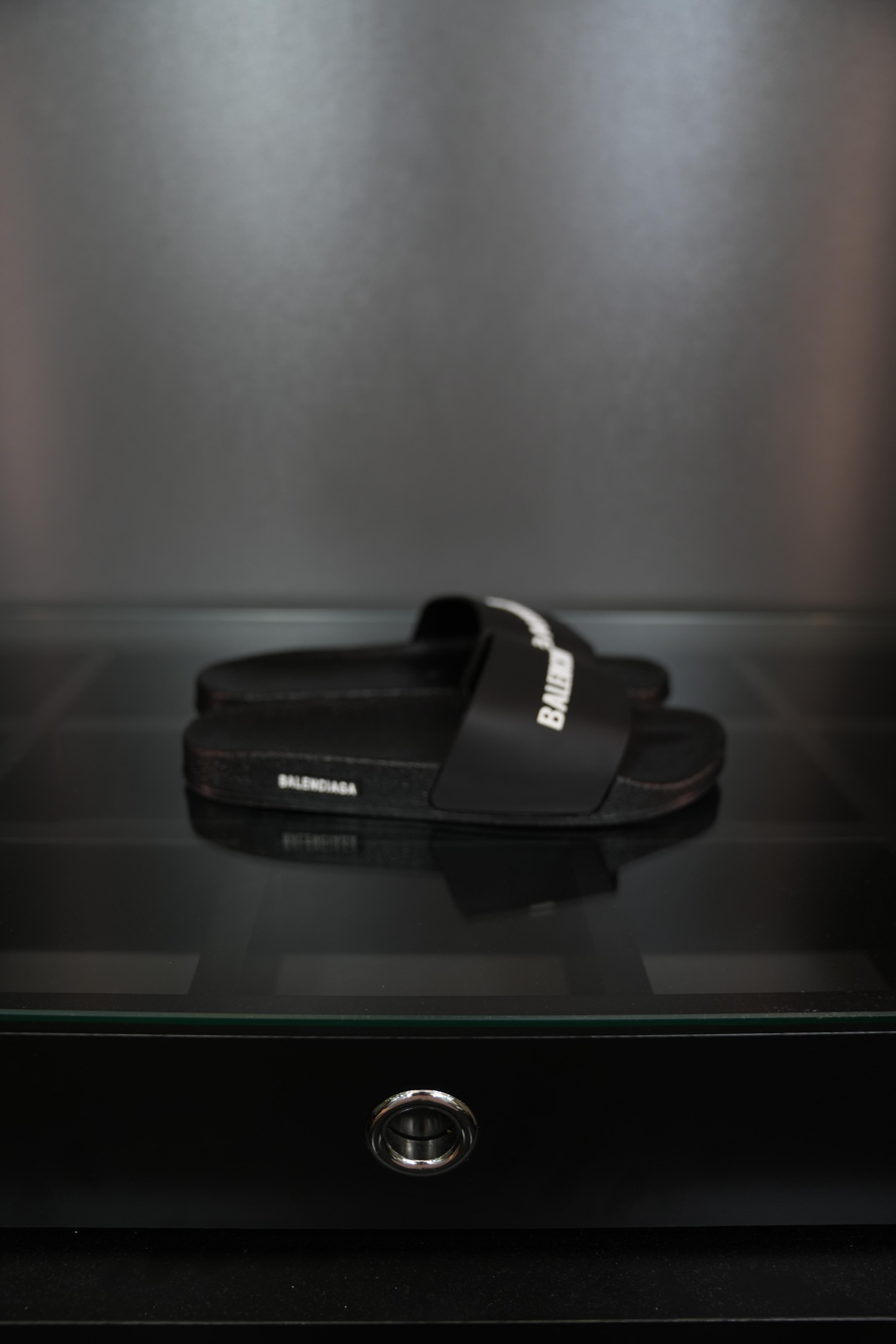 Balenciaga terlik