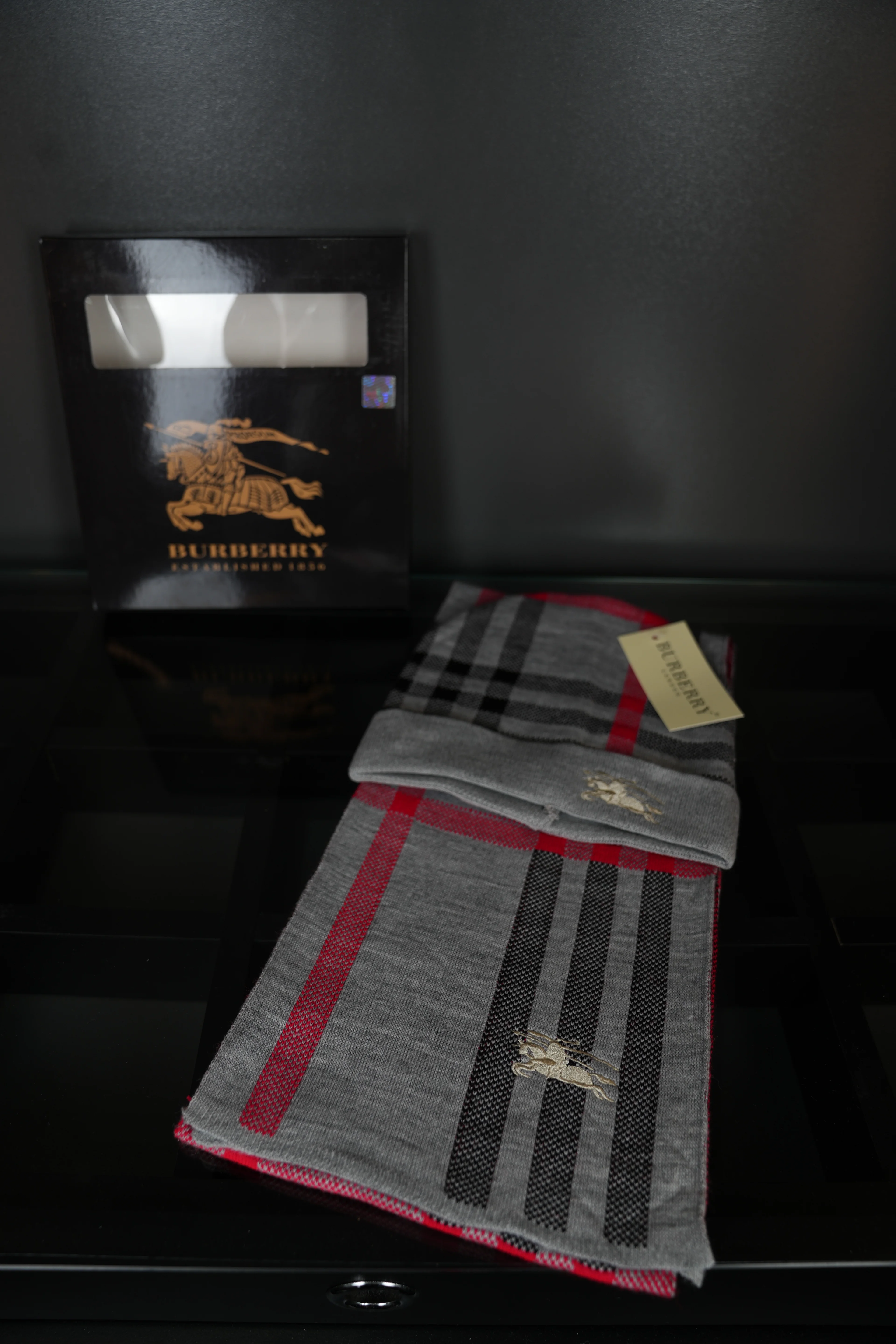 Burberry atkı bere takım