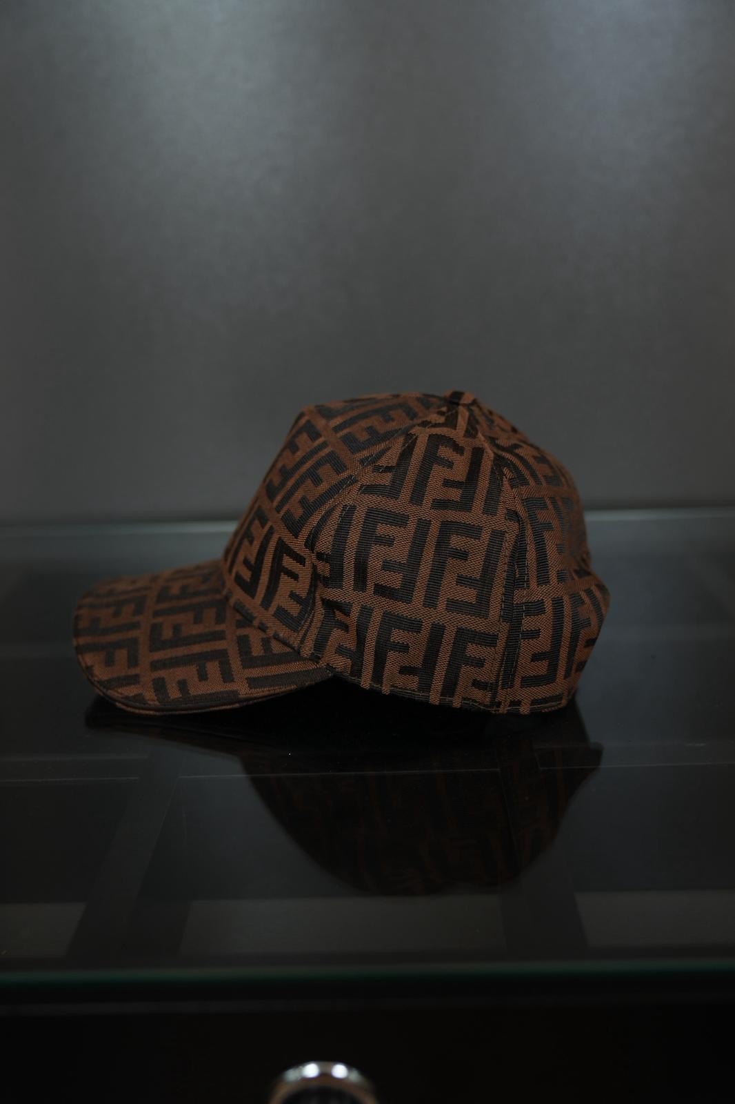 Fendi şapka