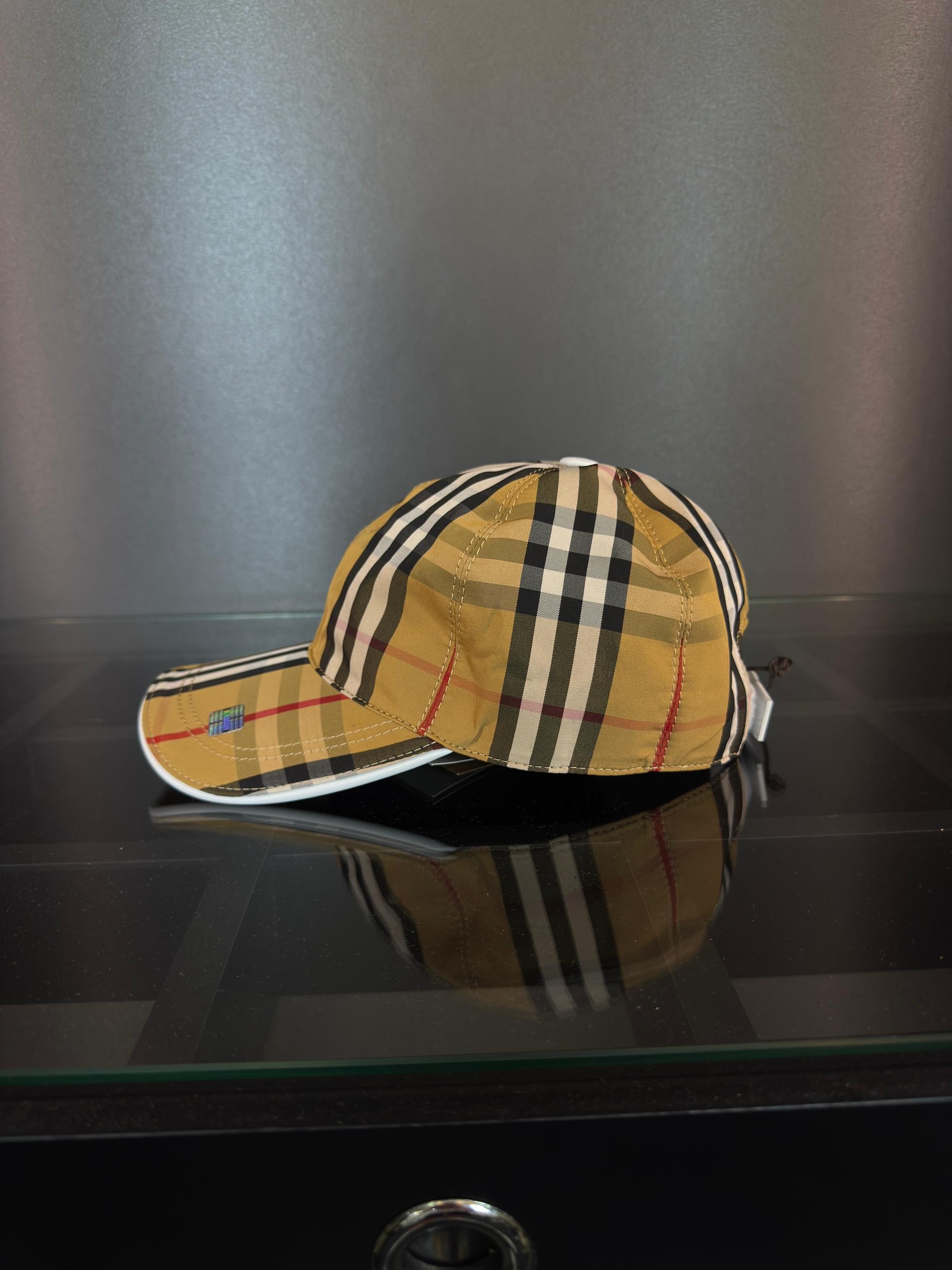 Burberry şapka