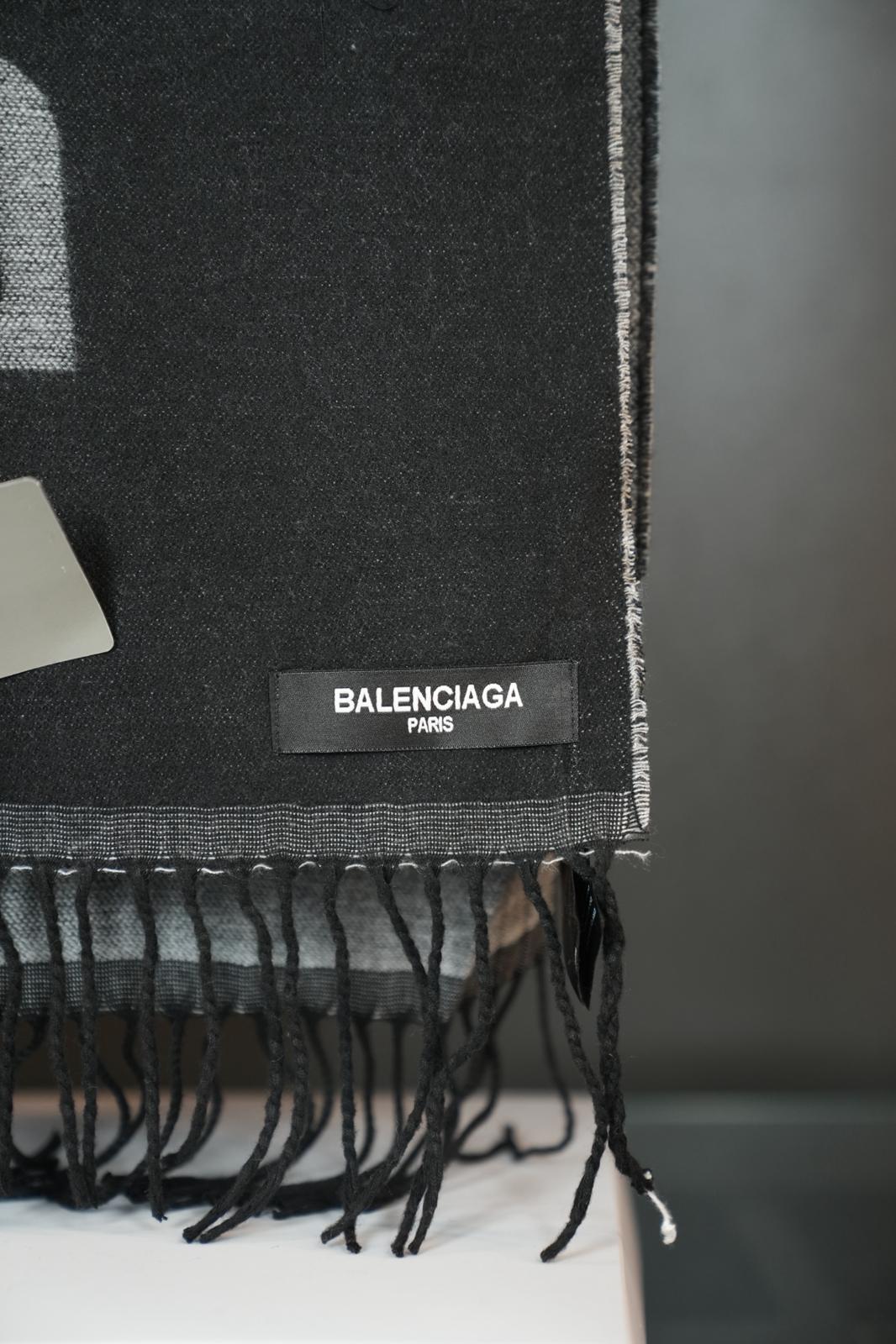Balenciaga atkı
