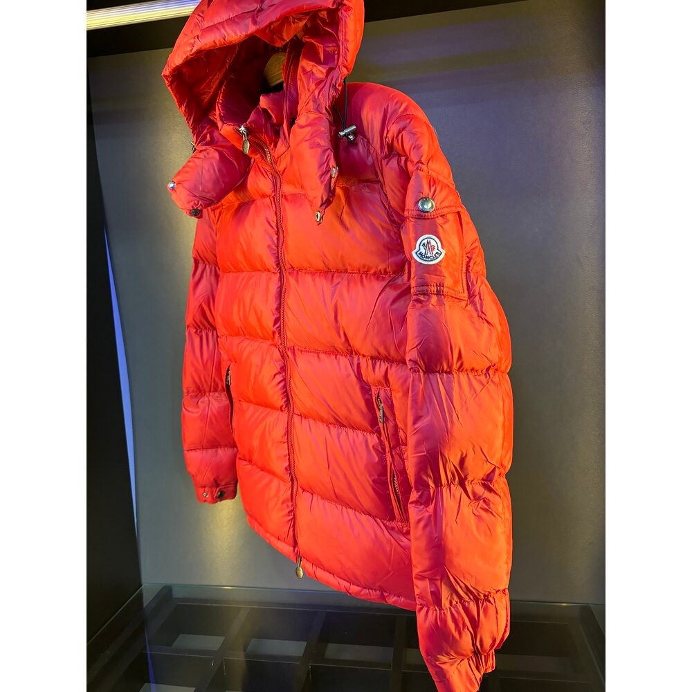 Moncler kırmızı maya mont