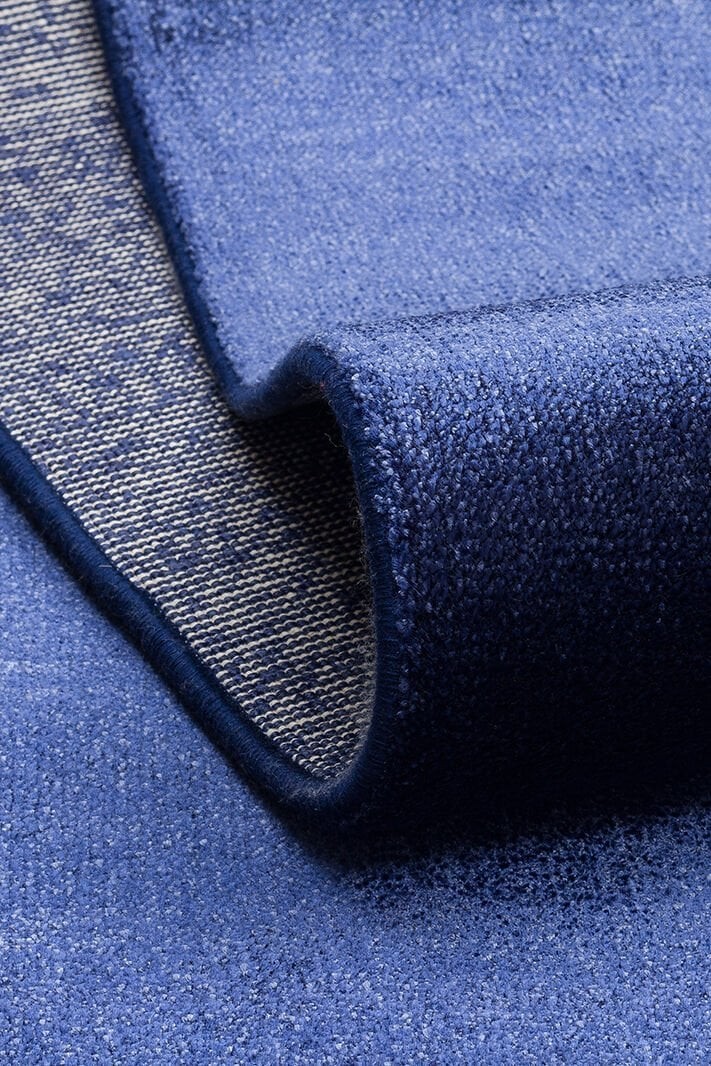 EMİRGAN HALI HARWARD SERİSİ - HR 01 MIDNIGHT BLUE VİSKON VE FLOŞ İPLİKLER İLE ÜRETİLEN DÜZ RENK İPEKLİ HALI