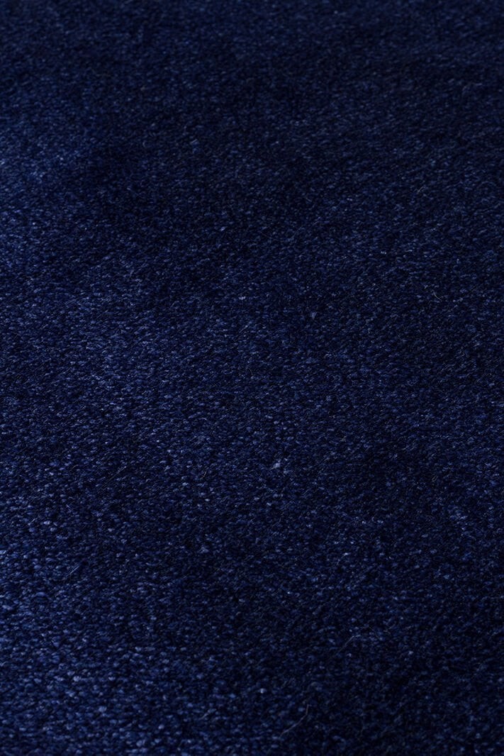 EMİRGAN HALI HARWARD SERİSİ - HR 01 MIDNIGHT BLUE VİSKON VE FLOŞ İPLİKLER İLE ÜRETİLEN DÜZ RENK İPEKLİ HALI