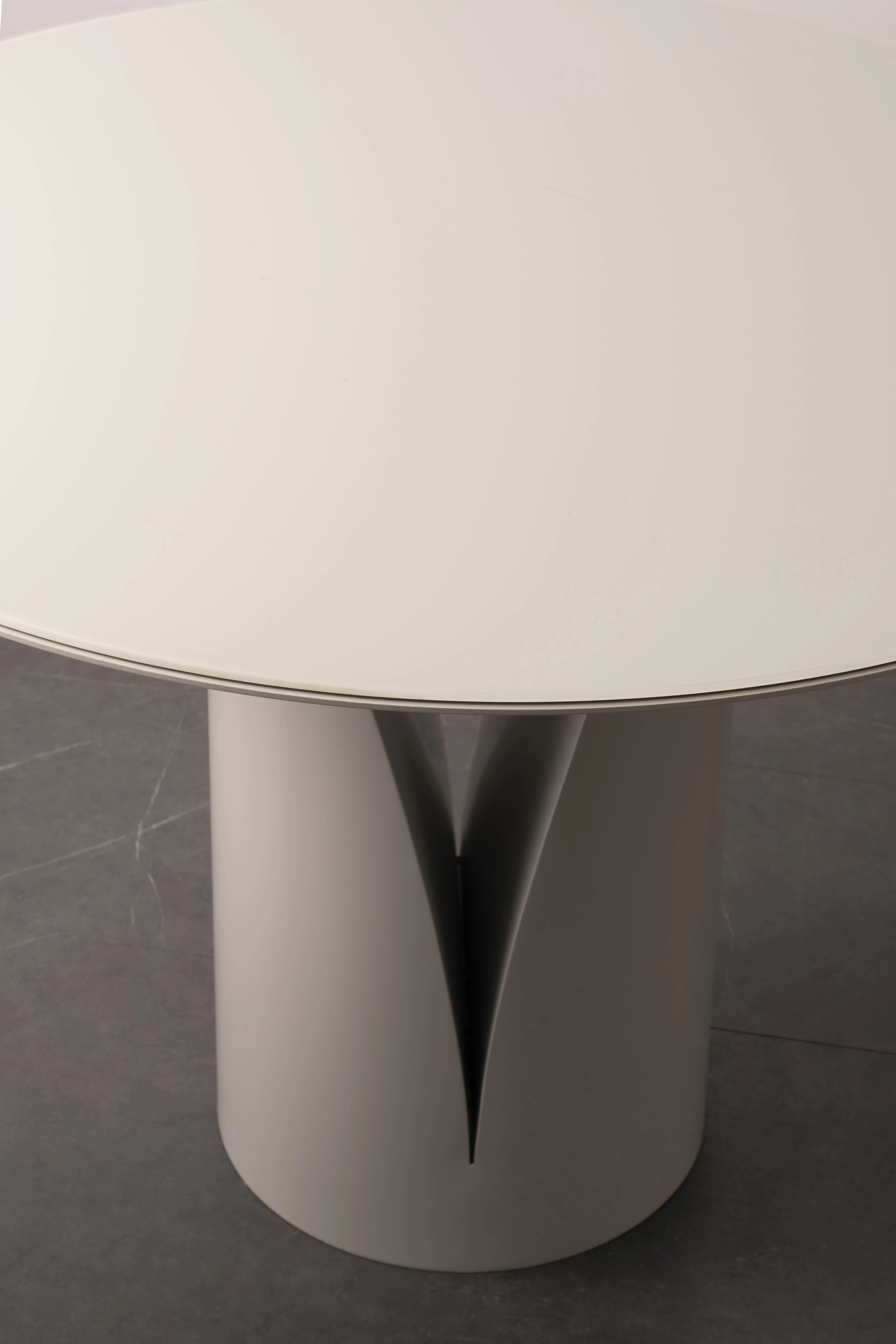 V-Line Metal Silindir Sehpa