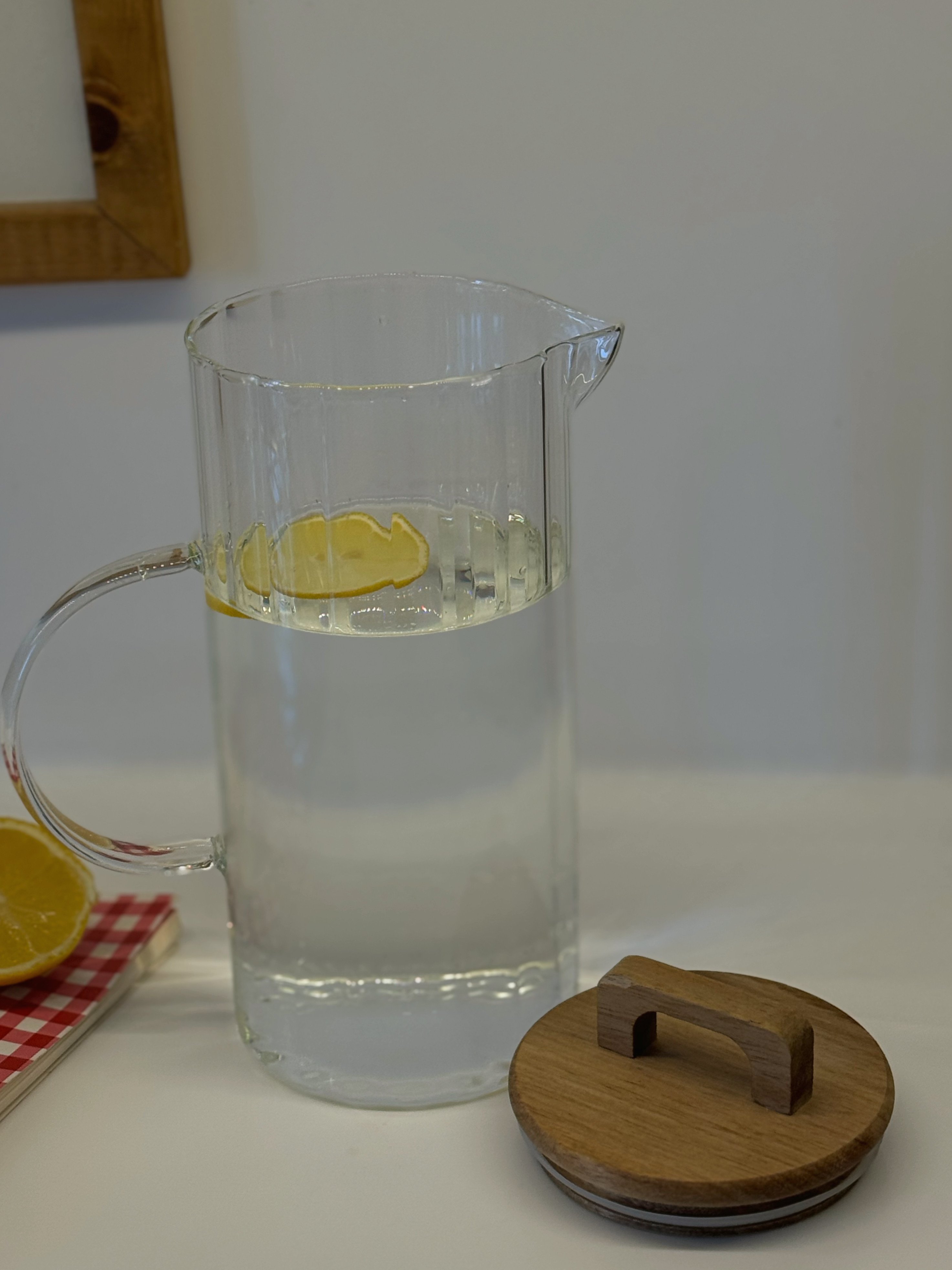 Akasya Kapaklı Borosilikat Çizgili Cam Sürahi