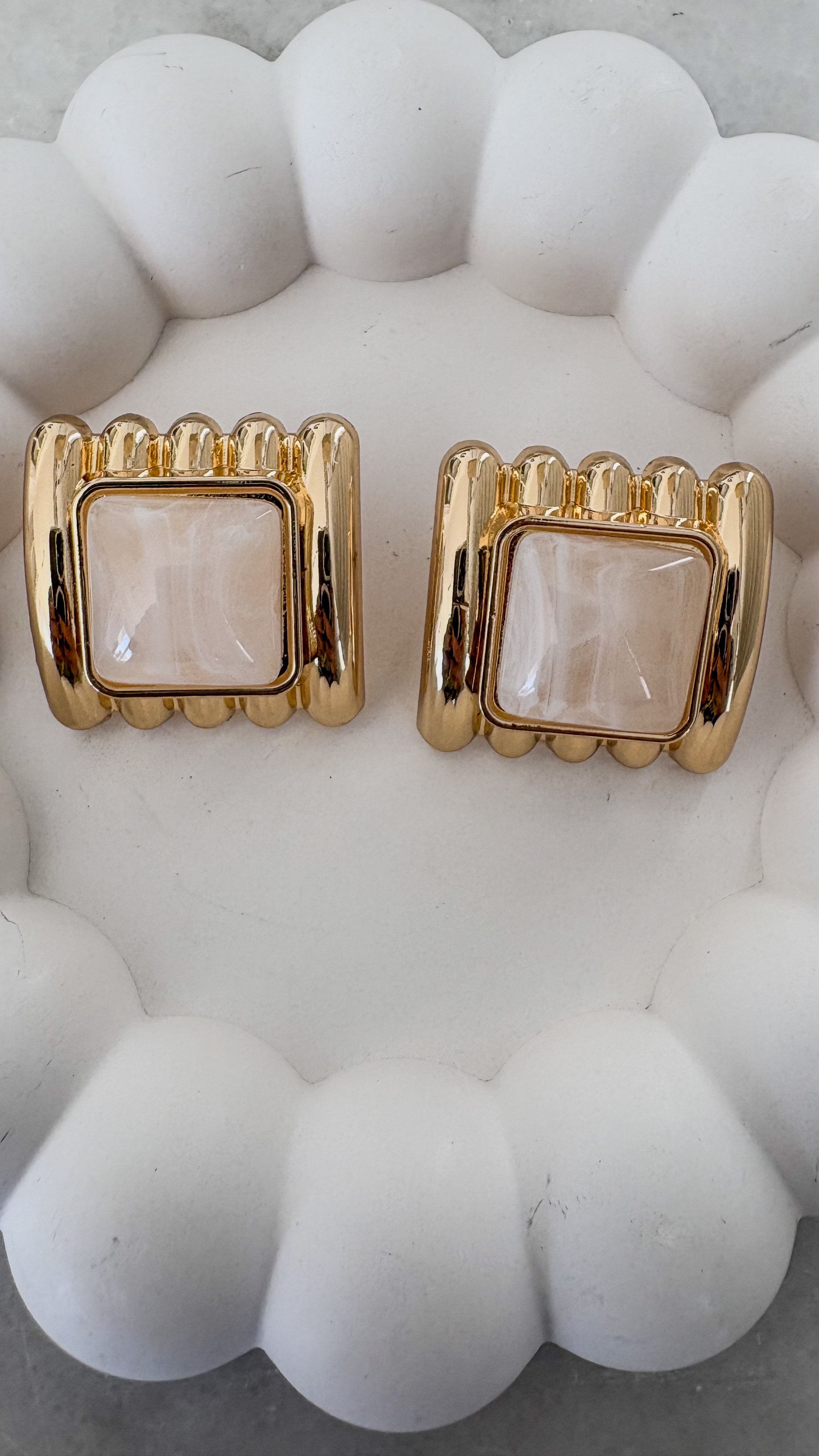 Sedefli Gold Detaylı Kare Küpe