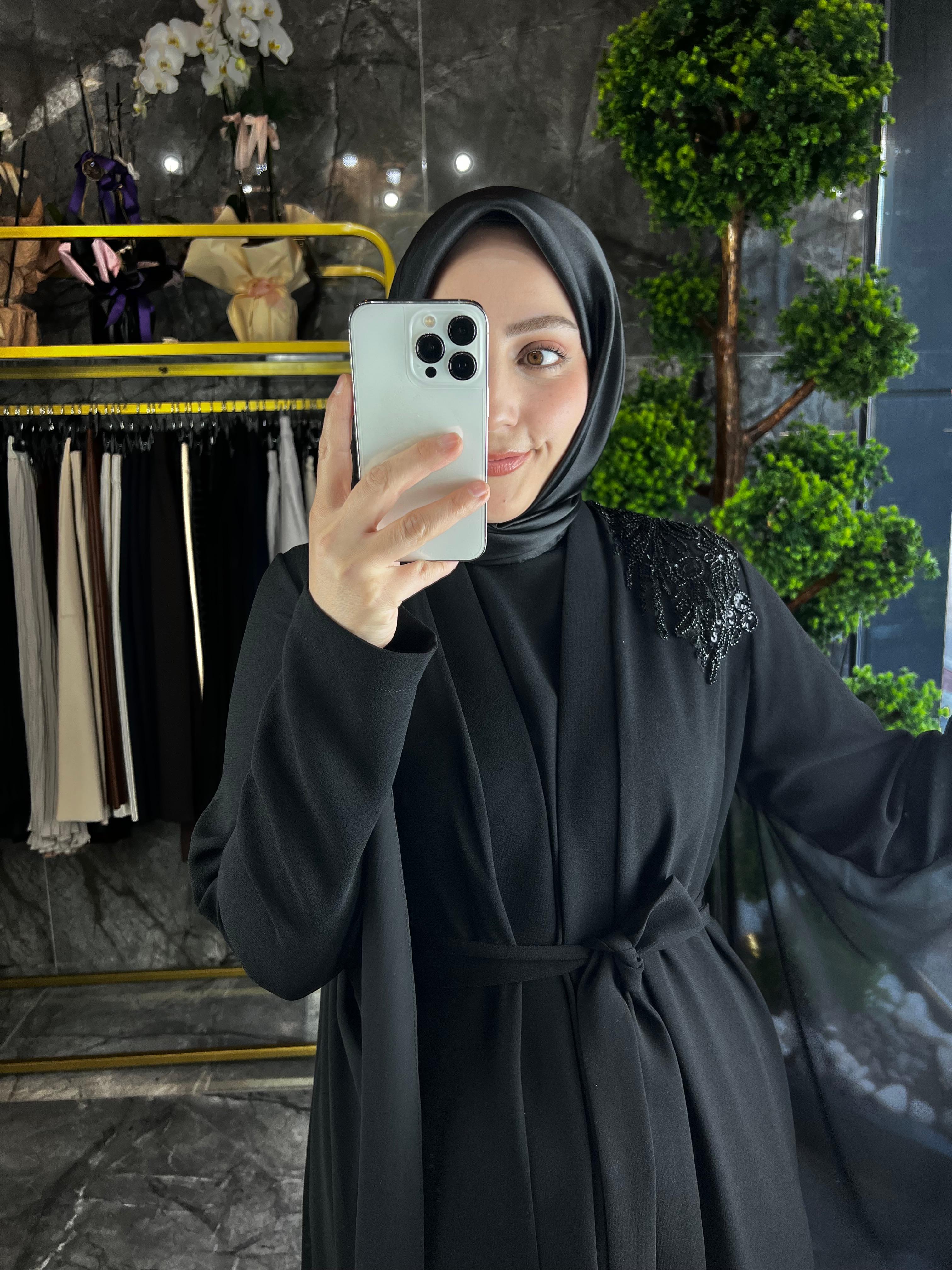 Doble krep kumaş boncuk işlemeli abaya