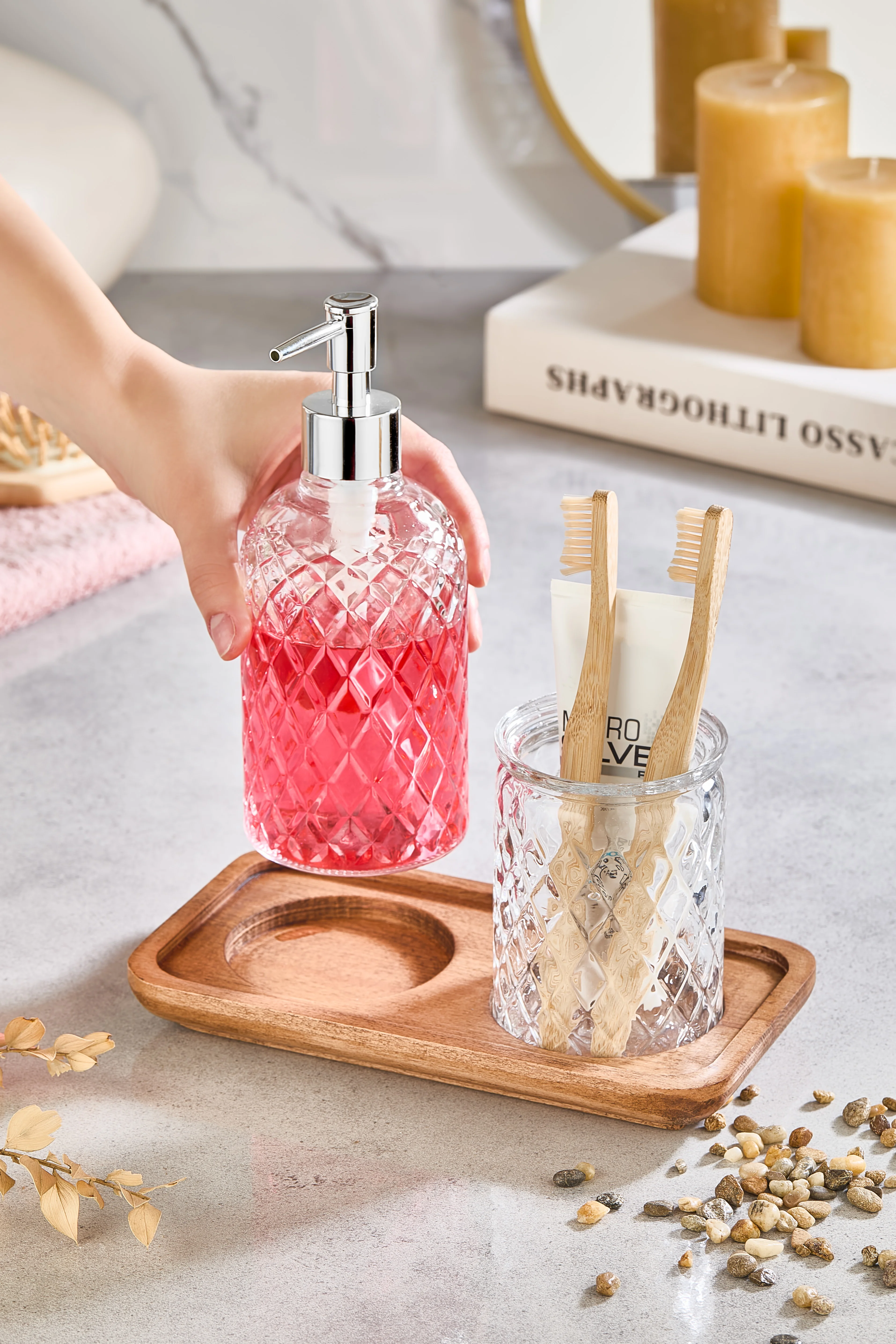 Paku Cam Sıvı Sabunluk, Diş Fırçalık ve Ahşap Stand - 3 Parça Banyo Seti