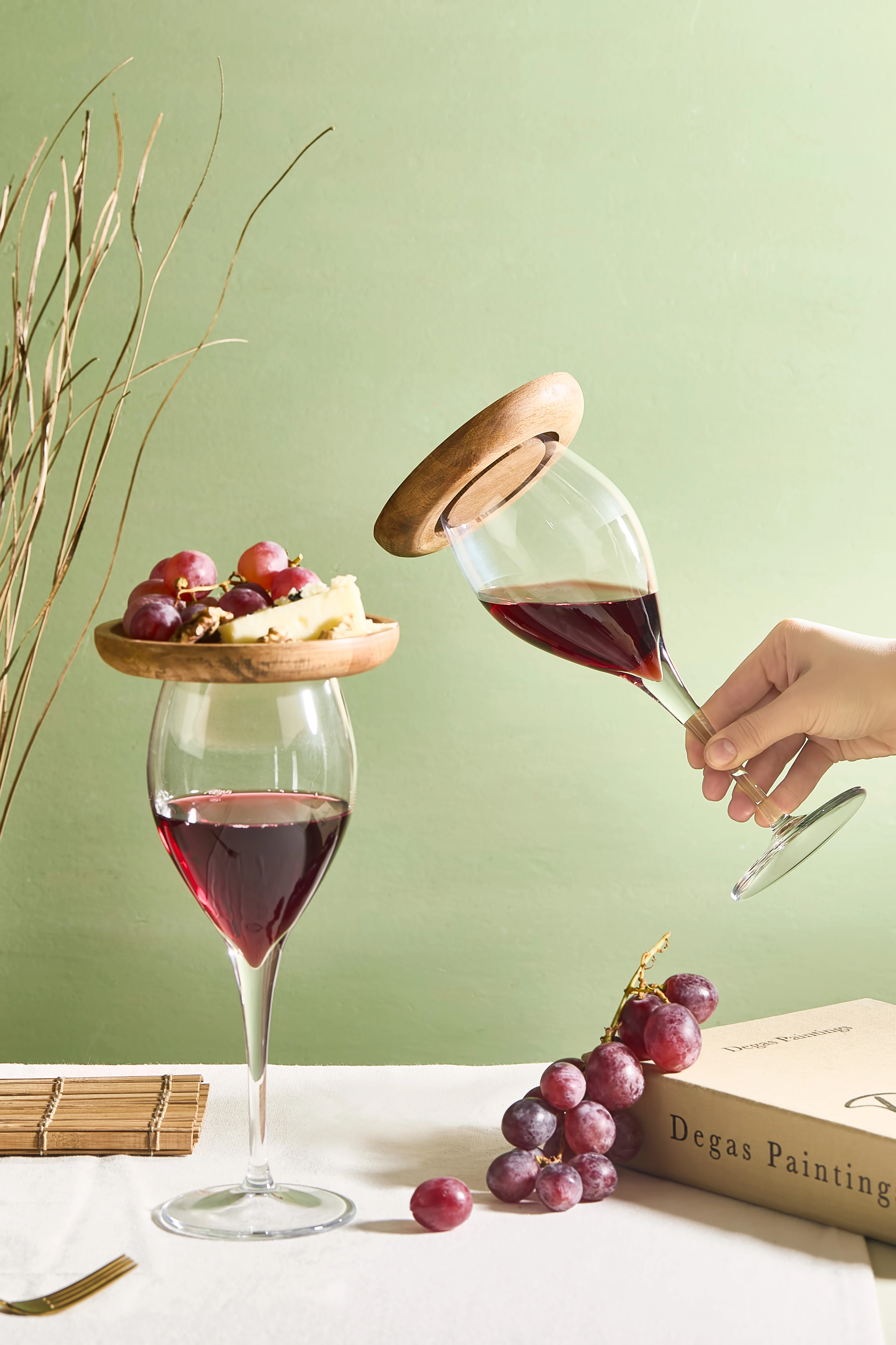 Lubi 4 Parça Ahşap Sunumlu Şarap Kadehi Seti | 2 Şarap Bardağı + 2 Mini Servis Tabağı