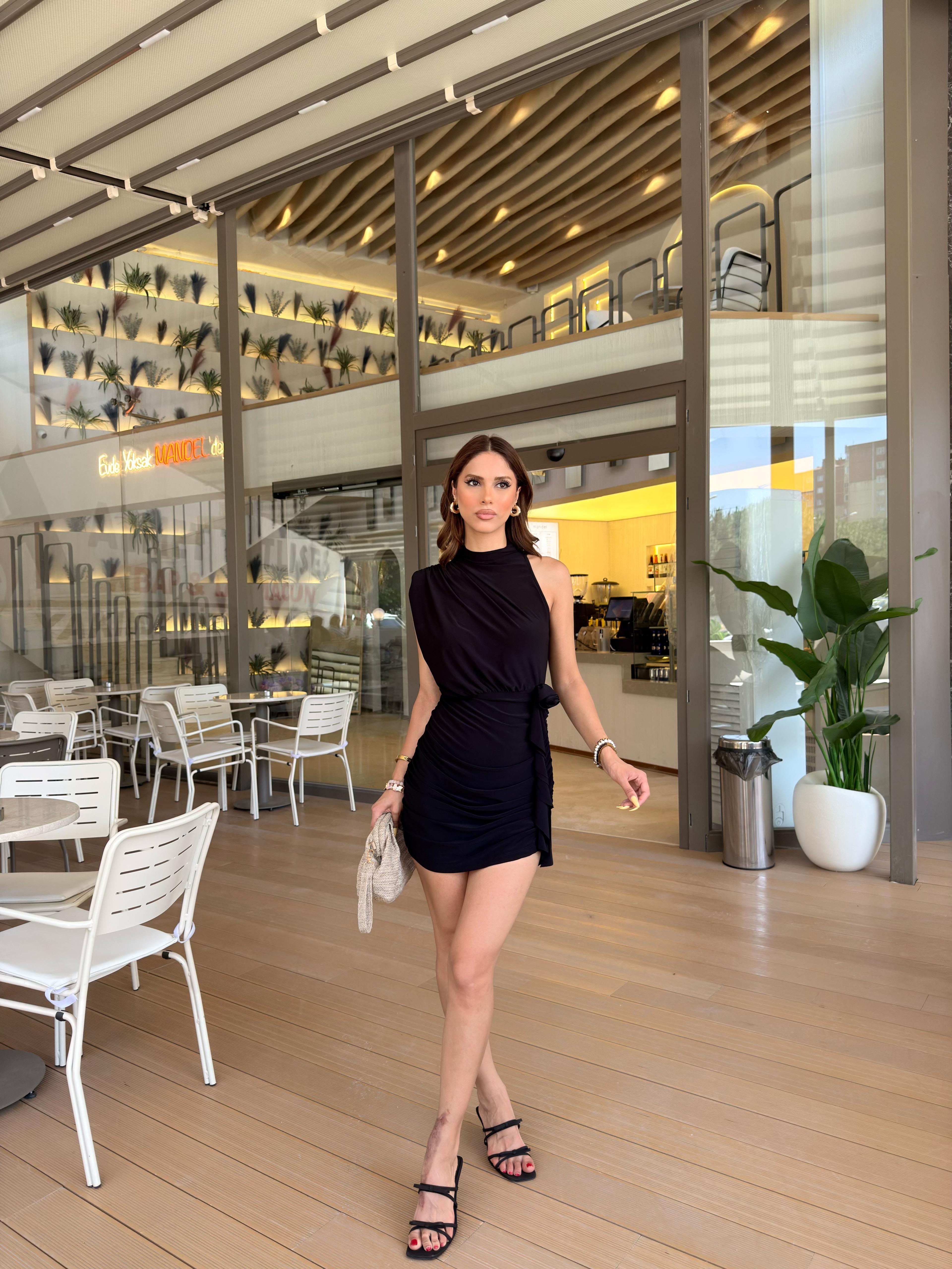 Gül Detaylı Büzgülü Mini Elbise  - SİYAH