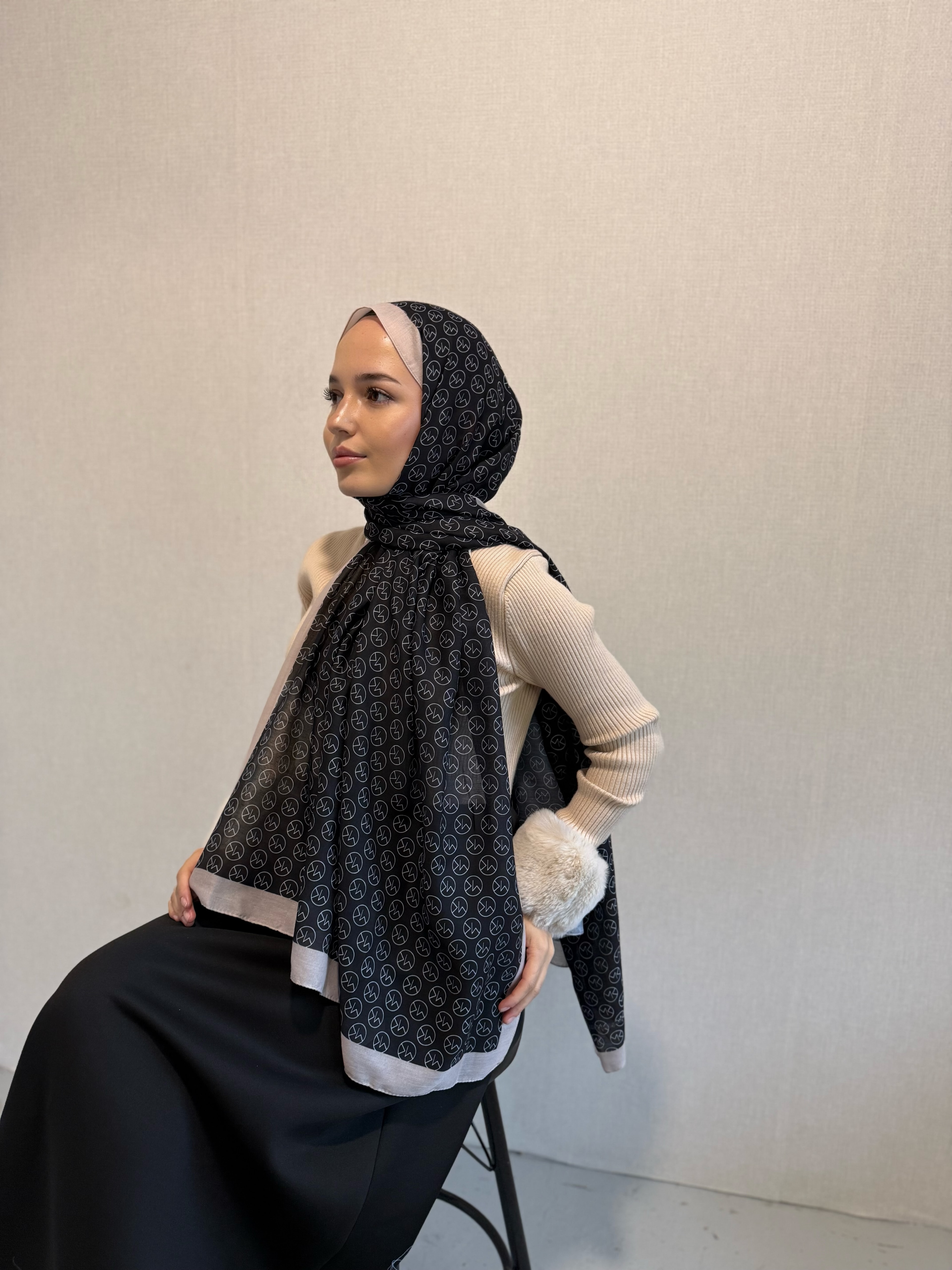 BEJ-SİYAH